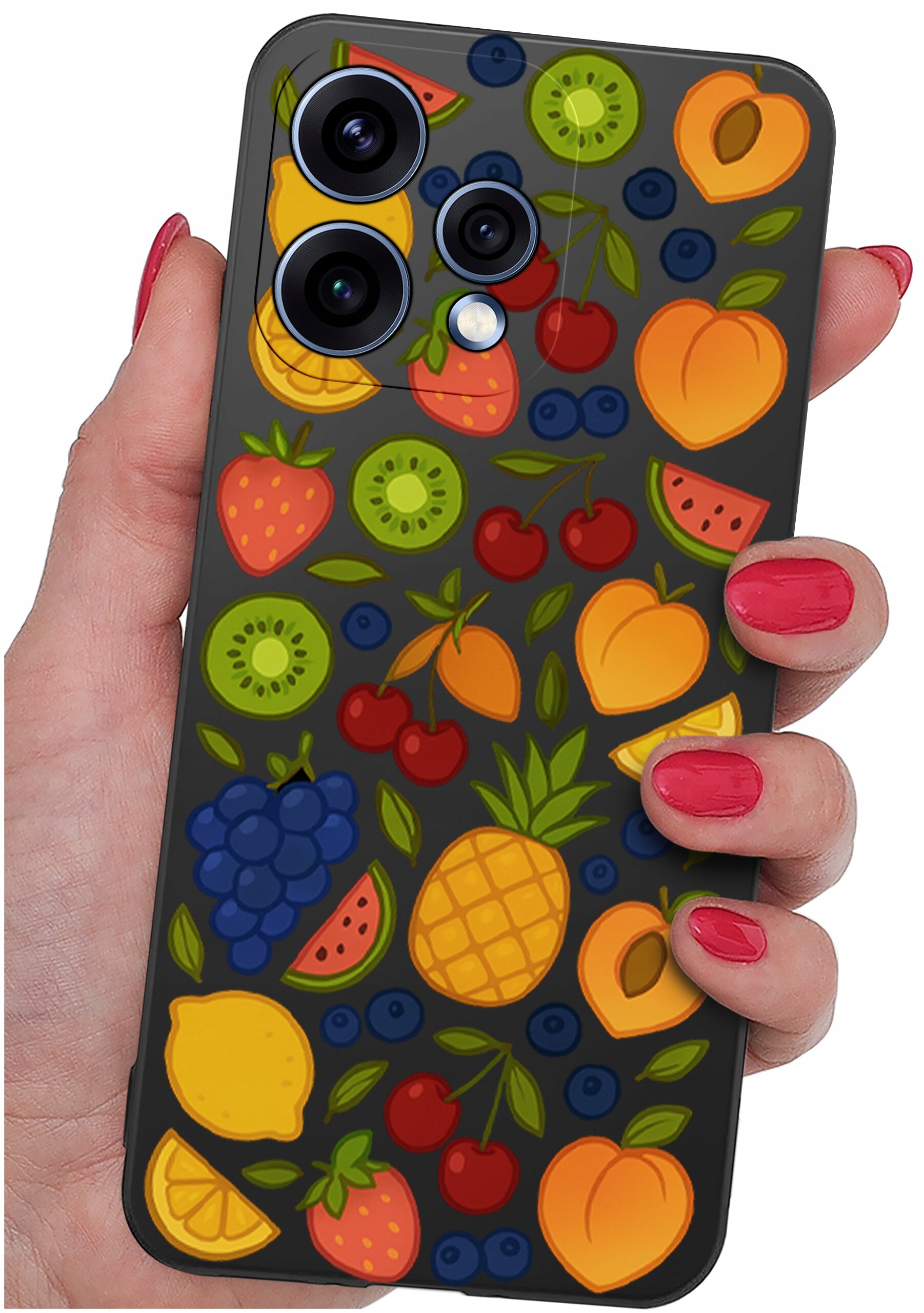 Etui na telefon z kolorowym wzorem owoców, takich jak ananas, kiwi, truskawki, wiśnie i winogrona. Etui trzymane jest w dłoni z pomalowanymi na czerwono paznokciami.