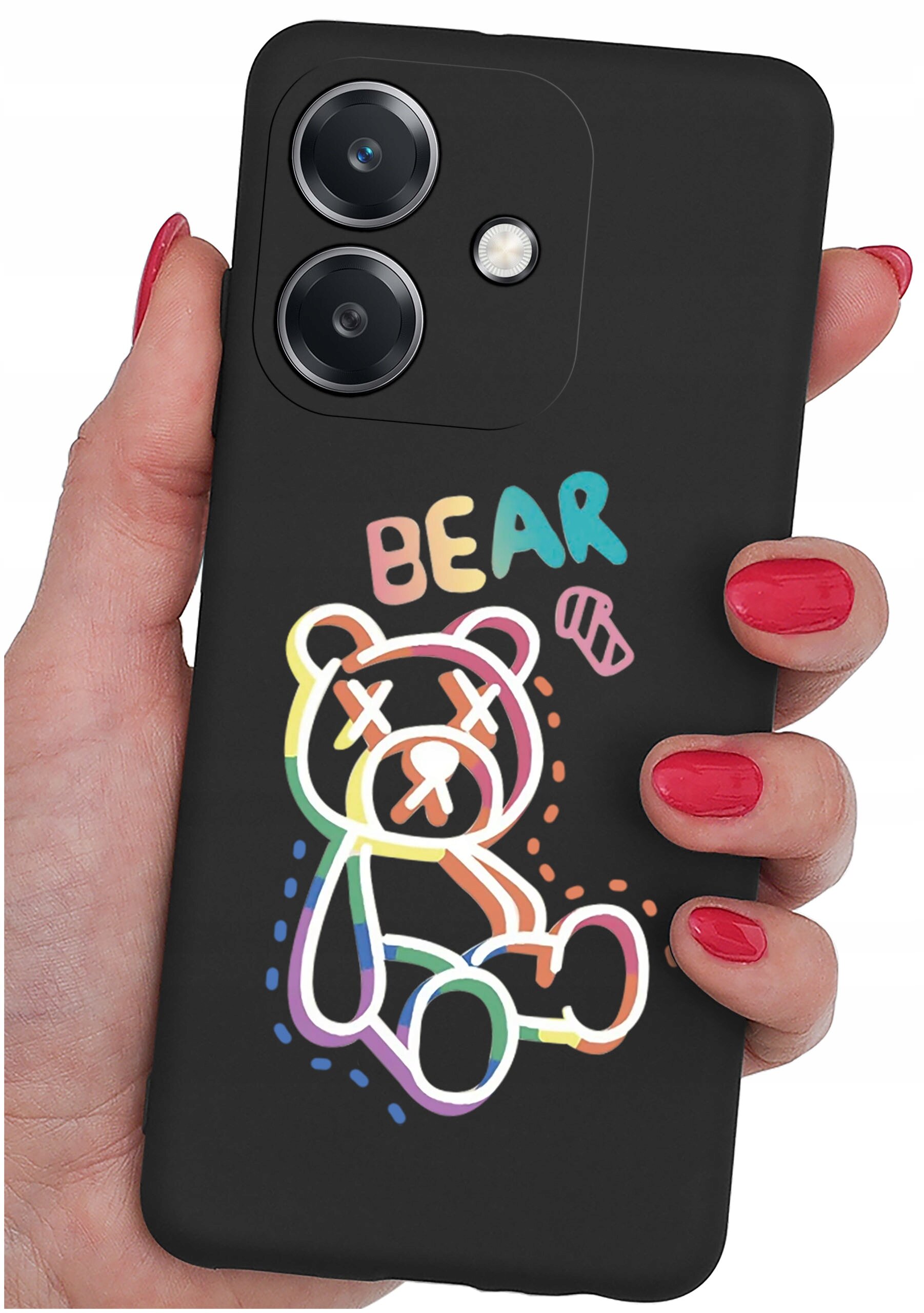 Czarne etui na telefon z kolorowym rysunkiem misia i napisem \'BEAR\'. Etui trzymane jest w dłoni z pomalowanymi na czerwono paznokciami.