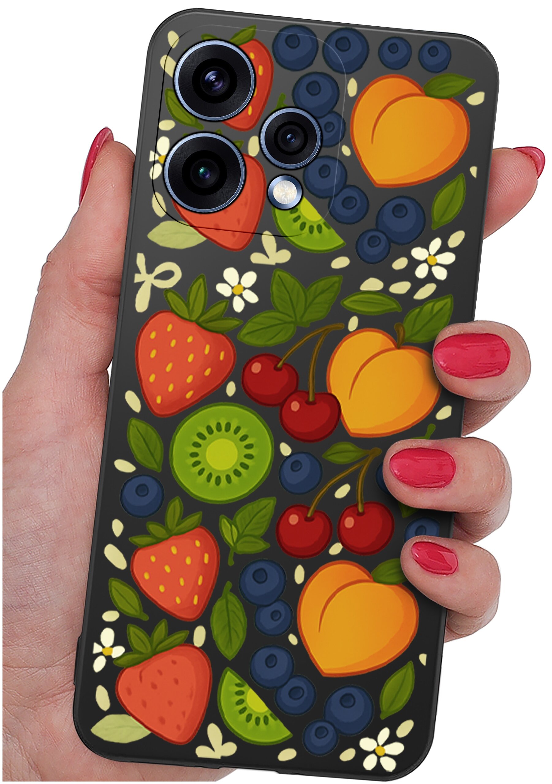 Etui na telefon z kolorowym wzorem owoców, takich jak truskawki, kiwi, wiśnie, brzoskwinie i jagody. Etui jest trzymane w dłoni z pomalowanymi na czerwono paznokciami.