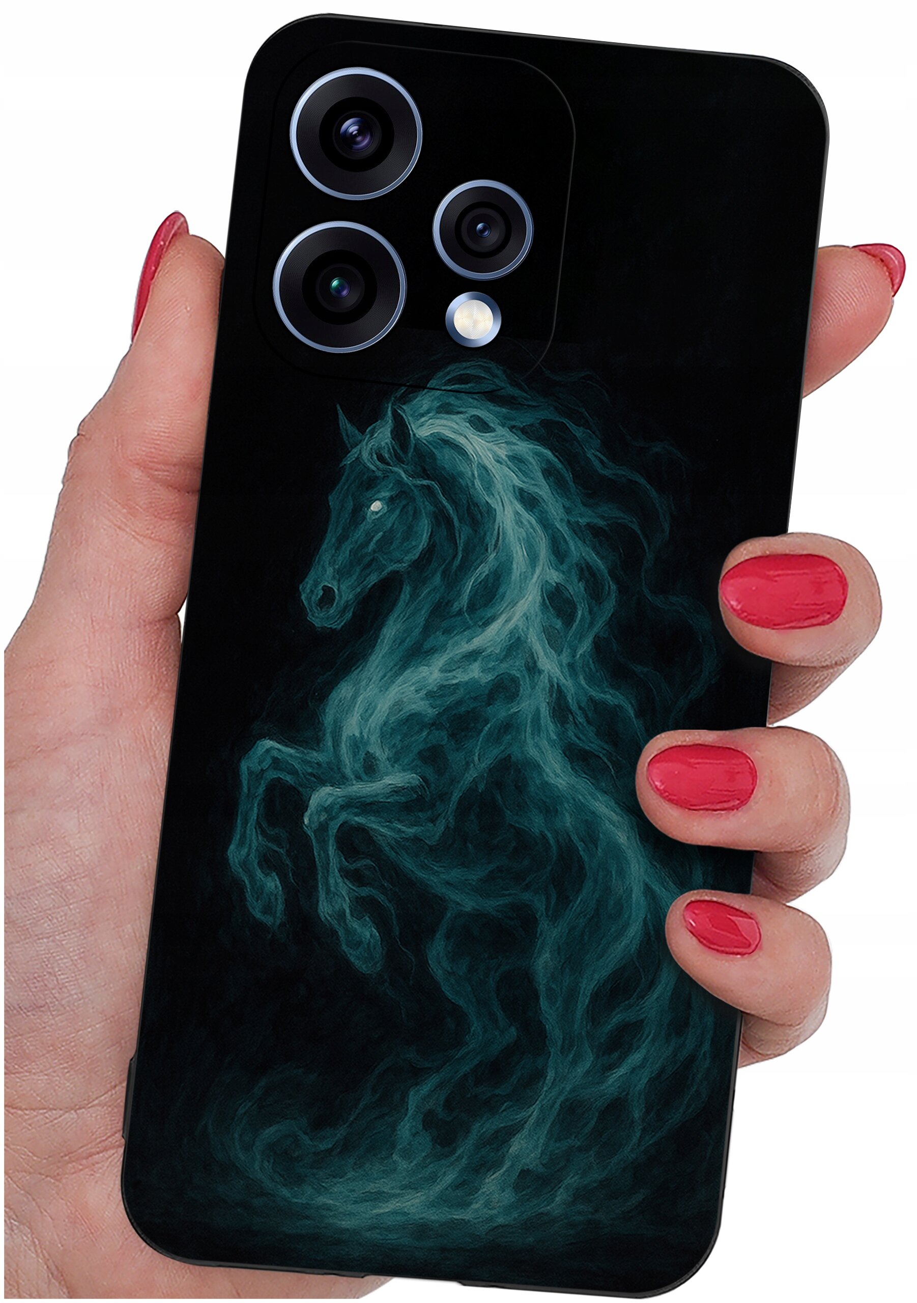 Etui na telefon z grafiką przedstawiającą konia w stylu dymu, trzymane w dłoni z pomalowanymi na czerwono paznokciami. Widoczne są trzy obiektywy aparatu na czarnym tle etui.