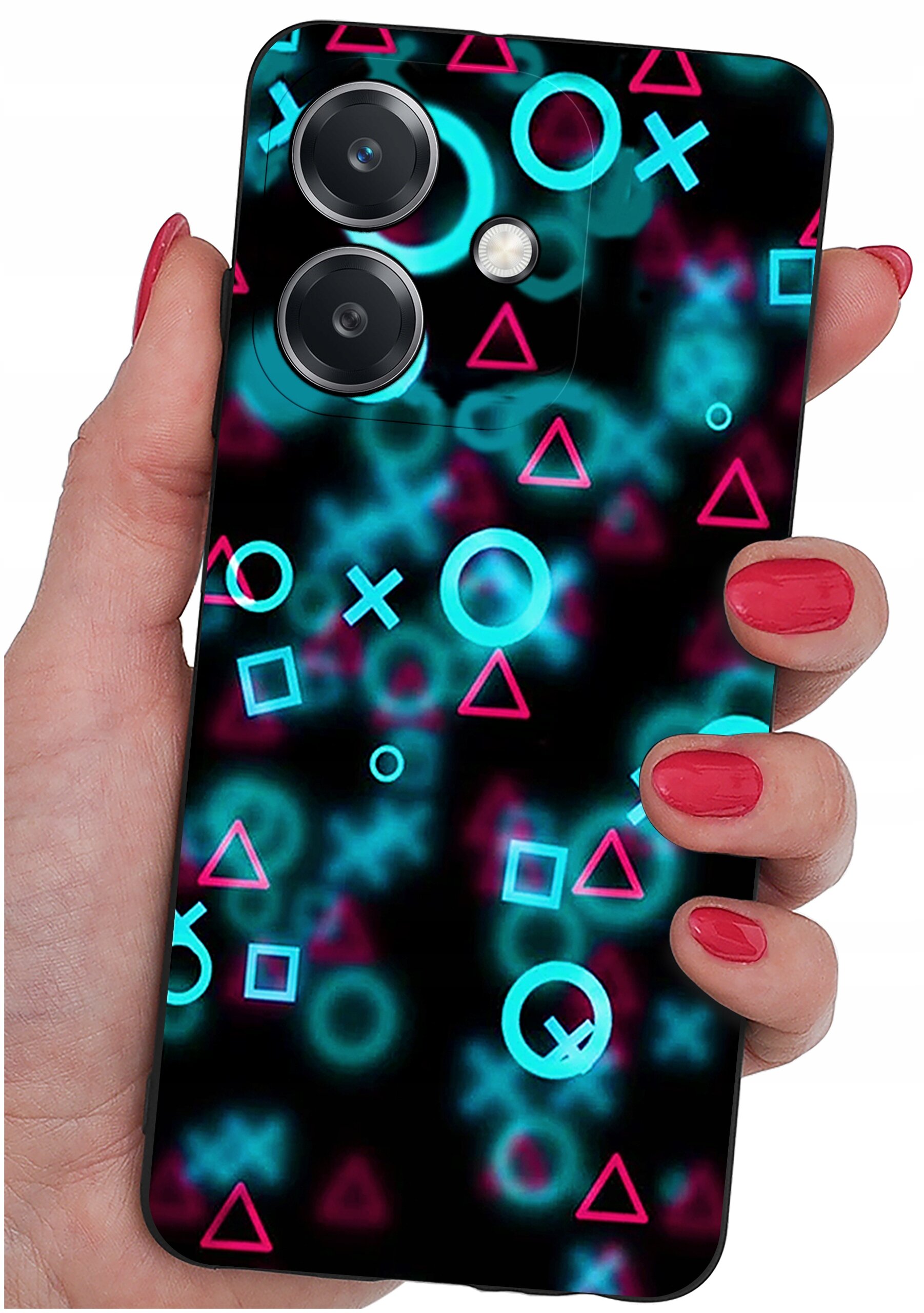 Etui na telefon z kolorowymi wzorami geometrycznymi w kształcie kół, krzyżyków, kwadratów i trójkątów na czarnym tle. Etui jest trzymane w dłoni z pomalowanymi na czerwono paznokciami.