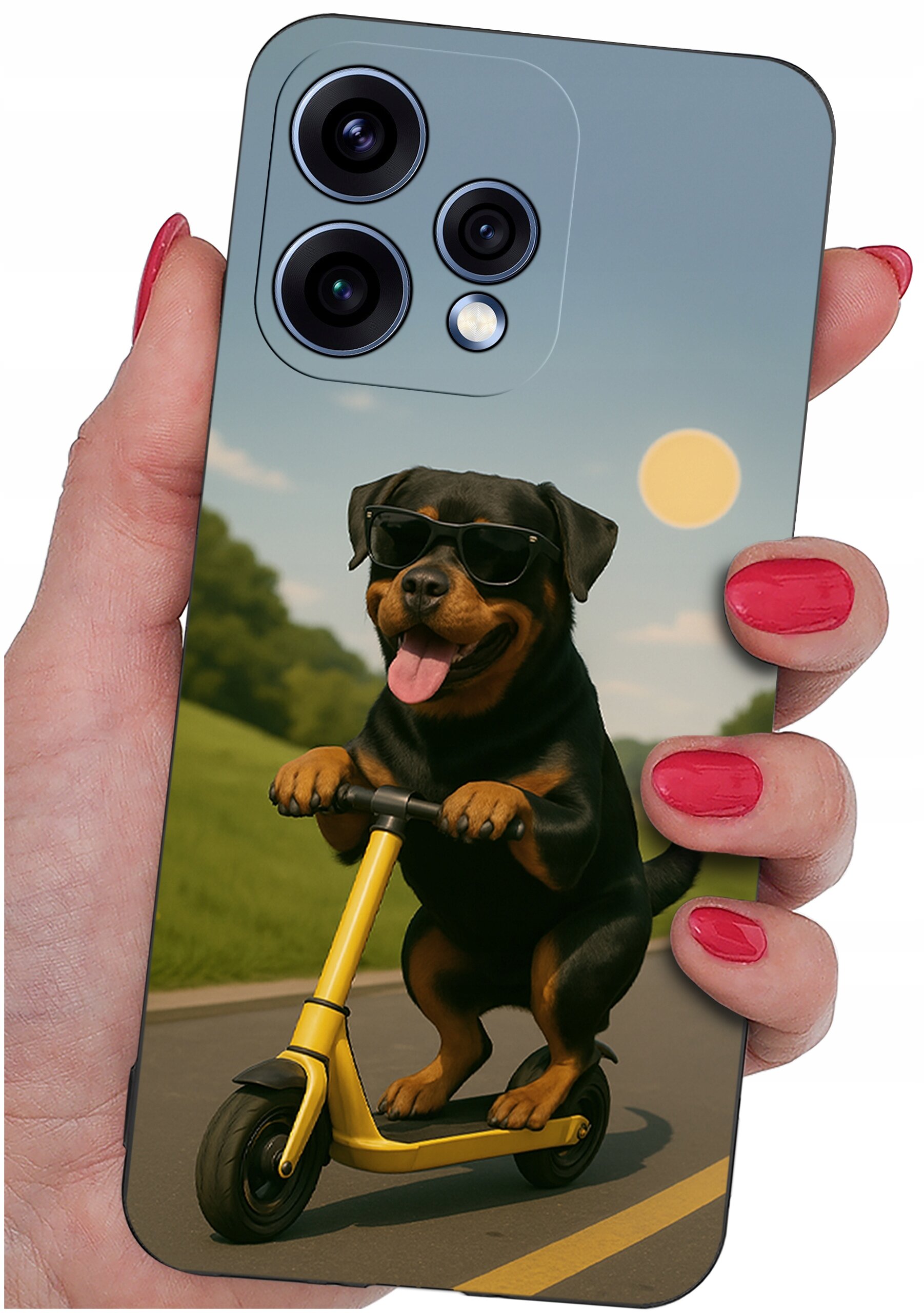 Etui na telefon z nadrukiem psa w okularach przeciwsłonecznych, jadącego na żółtej hulajnodze po drodze. Etui trzymane jest w dłoni z pomalowanymi na czerwono paznokciami.