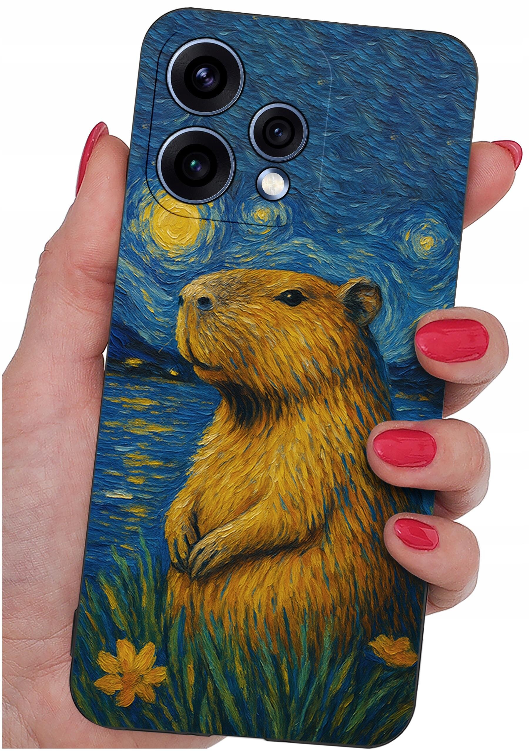Etui na telefon z nadrukiem kapibary na tle gwiaździstego nieba, inspirowanym stylem Van Gogha. Etui trzymane jest w dłoni z pomalowanymi na czerwono paznokciami.