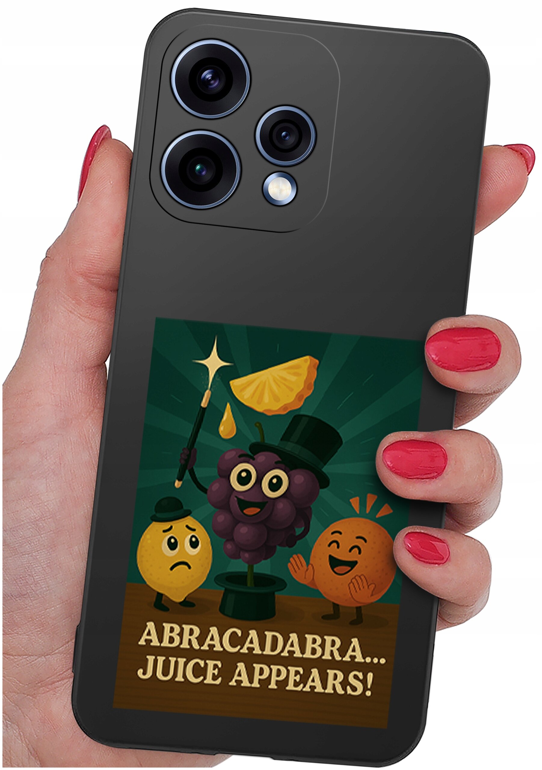 Osoba trzyma telefon z etui, na którym znajduje się grafika przedstawiająca owoce z kapeluszami i napisem \'ABRACADABRA... JUICE APPEARS!\'.