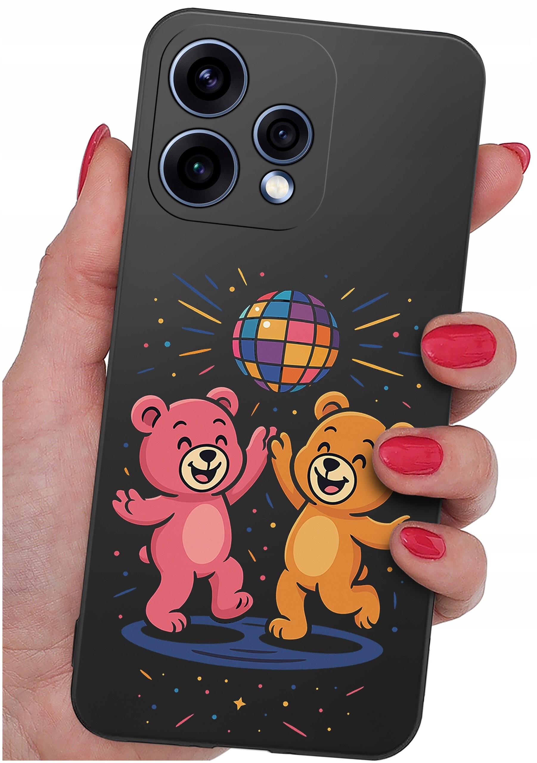 Etui na telefon z kolorowym nadrukiem dwóch uśmiechniętych misiów i dyskotekowej kuli. Etui trzymane jest w dłoni z pomalowanymi na czerwono paznokciami.