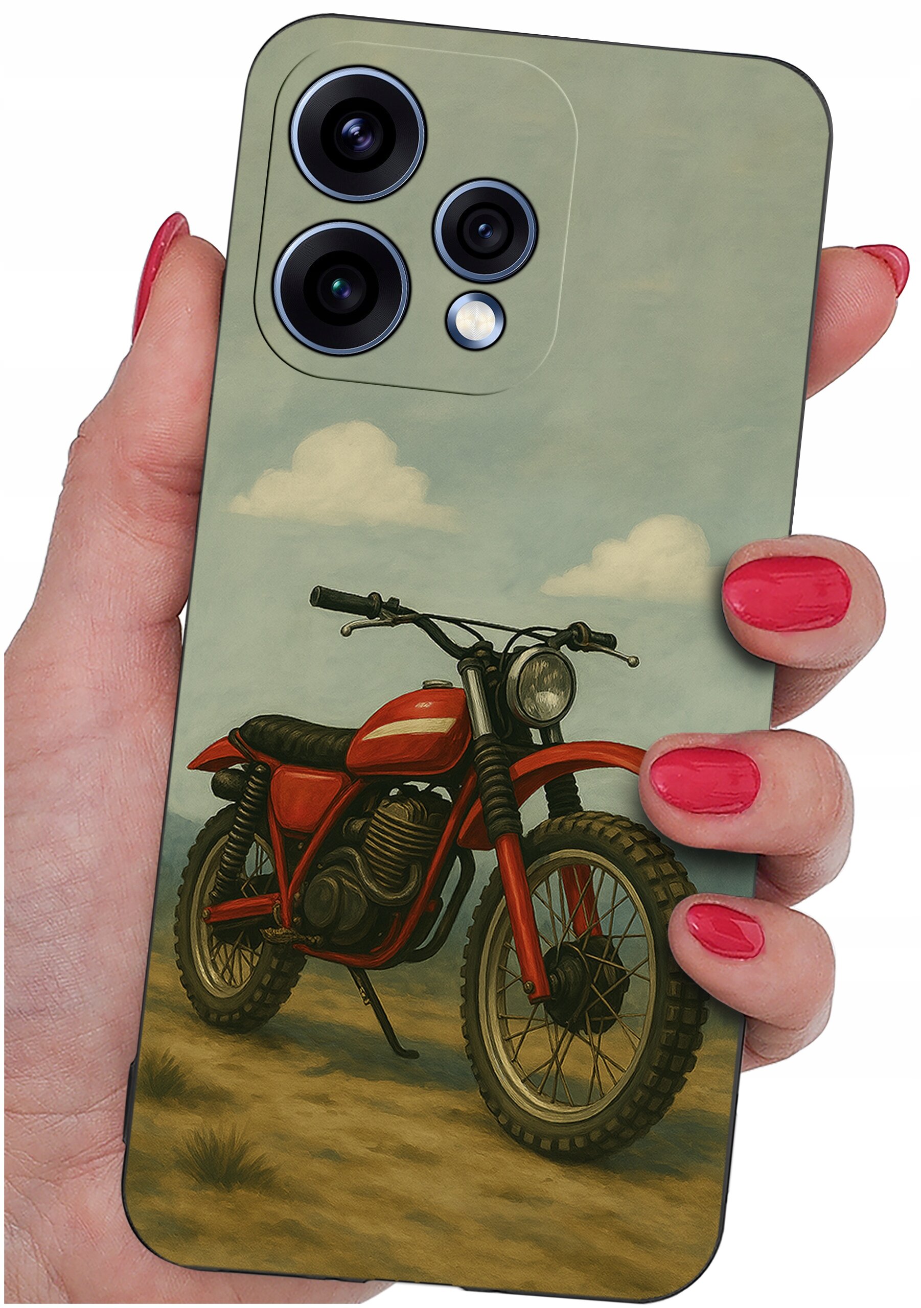 Etui na telefon z nadrukiem czerwonego motocykla na tle nieba z chmurami, trzymane w dłoni z pomalowanymi na czerwono paznokciami.