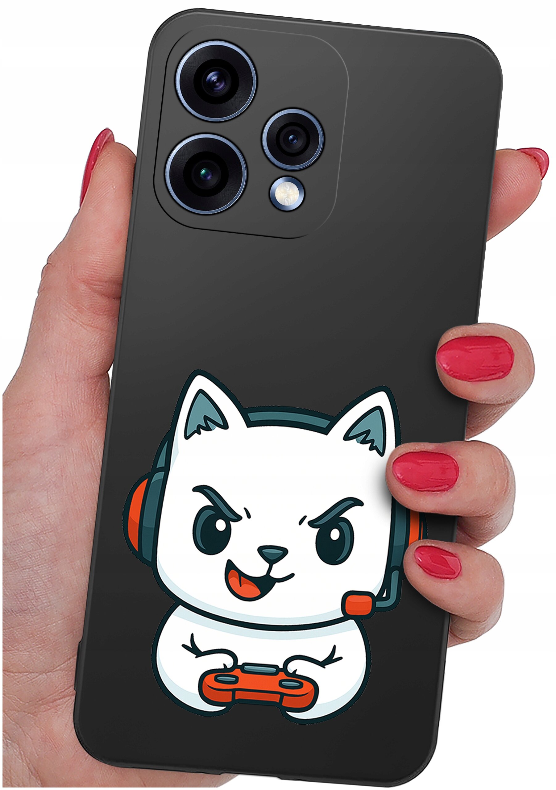 Osoba trzyma telefon z czarnym etui, na którym znajduje się rysunek białego kota z zestawem słuchawkowym i kontrolerem do gier. Telefon ma trzy widoczne obiektywy aparatu.