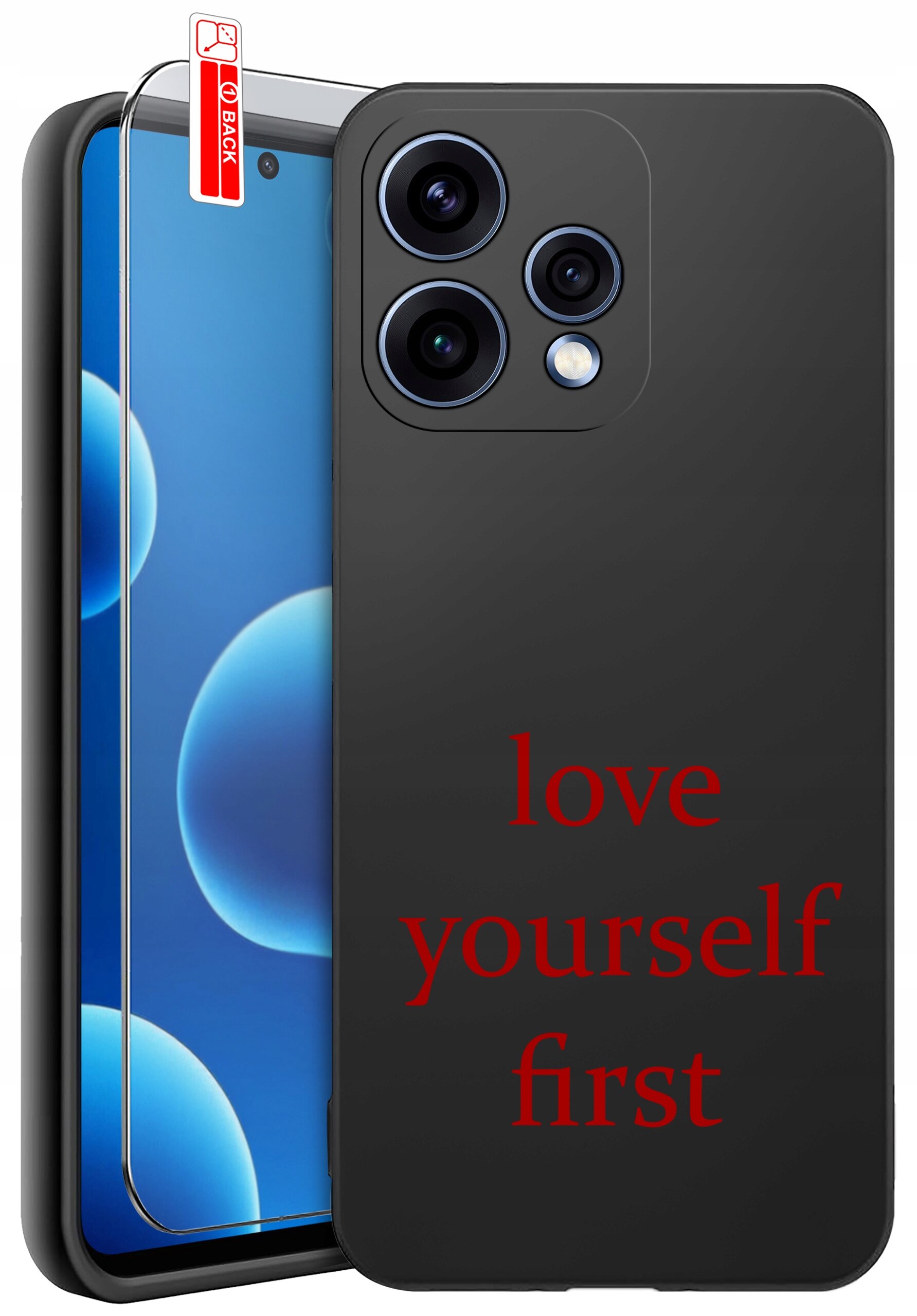 Na obrazie widoczne jest czarne etui na telefon z trzema aparatami i napisem \'love yourself first\' w czerwonym kolorze. Obok znajduje się szkło ochronne z oznaczeniem \'BACK\'.