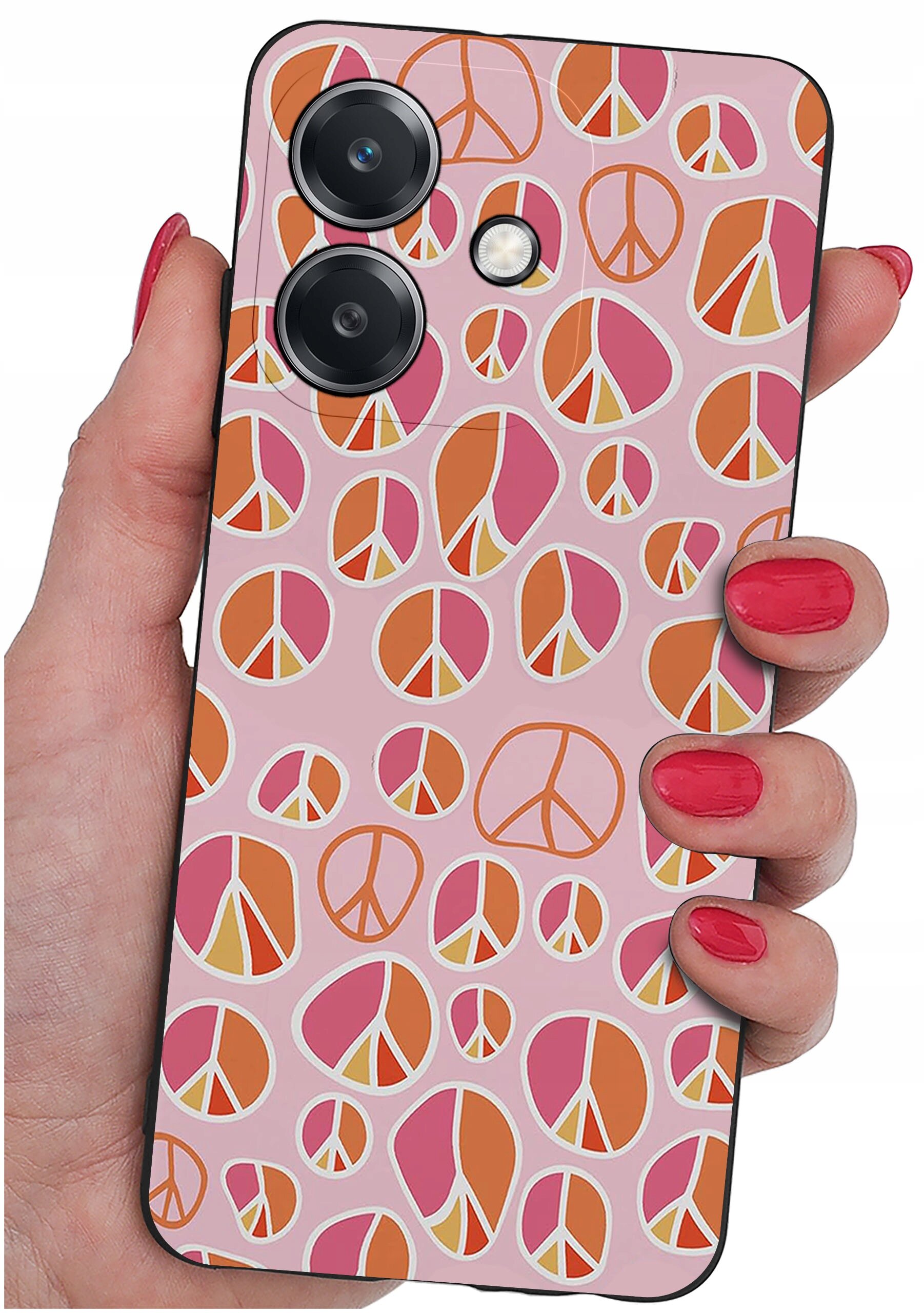 Etui na telefon z wzorem w kolorowe symbole pokoju, trzymane w dłoni z pomalowanymi na czerwono paznokciami. Etui ma różowe tło z pomarańczowymi i różowymi symbolami pokoju.