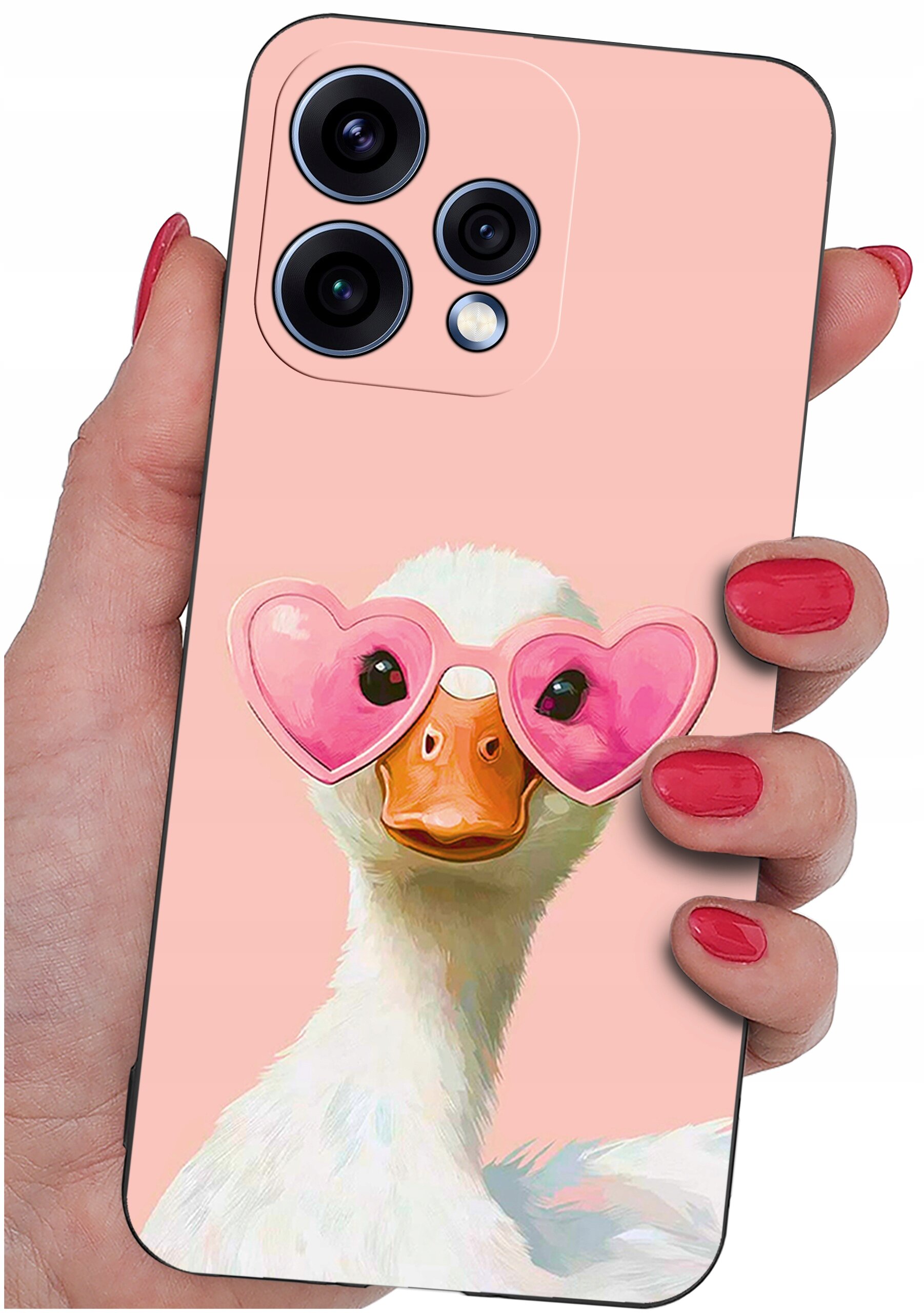 Etui na telefon z grafiką przedstawiającą kaczkę w różowych okularach w kształcie serc. Etui jest trzymane w dłoni z pomalowanymi na czerwono paznokciami.