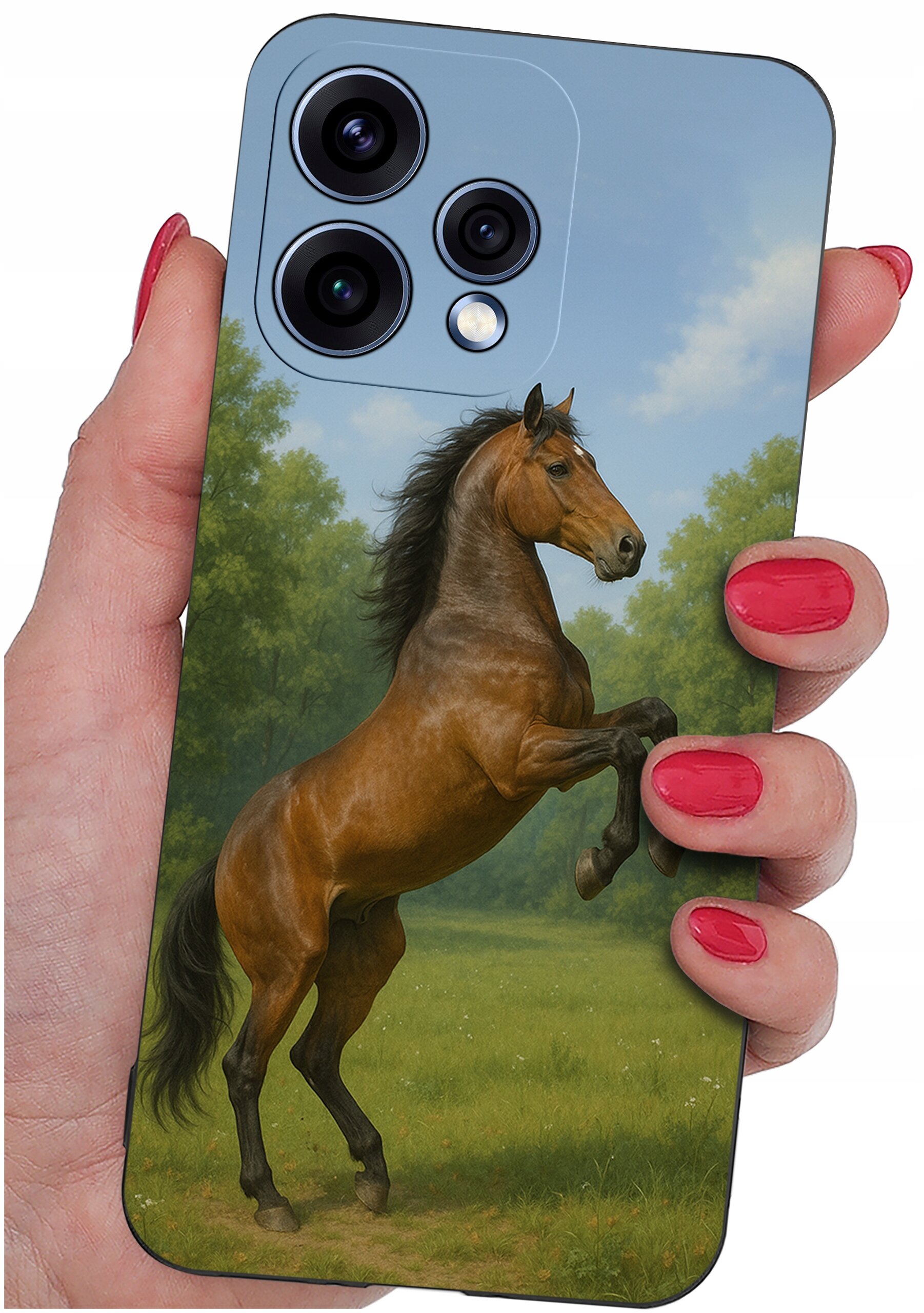 Etui na telefon z nadrukiem konia na tle zielonego krajobrazu, trzymane w dłoni z pomalowanymi na czerwono paznokciami. Widoczne są trzy obiektywy aparatu na górze etui.