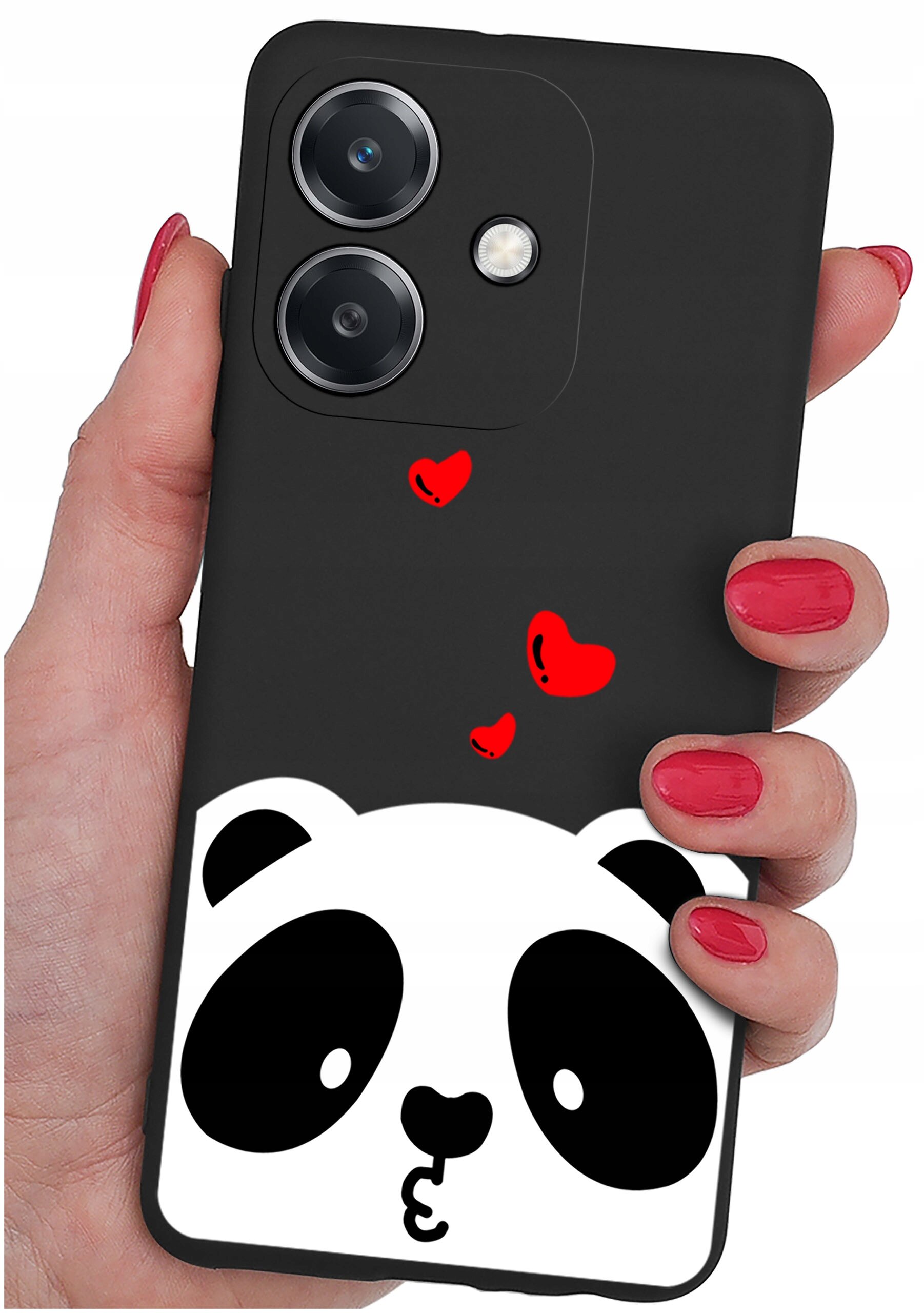 Czarne etui na telefon z motywem pandy i czerwonymi serduszkami. Etui jest trzymane w dłoni z pomalowanymi na czerwono paznokciami.