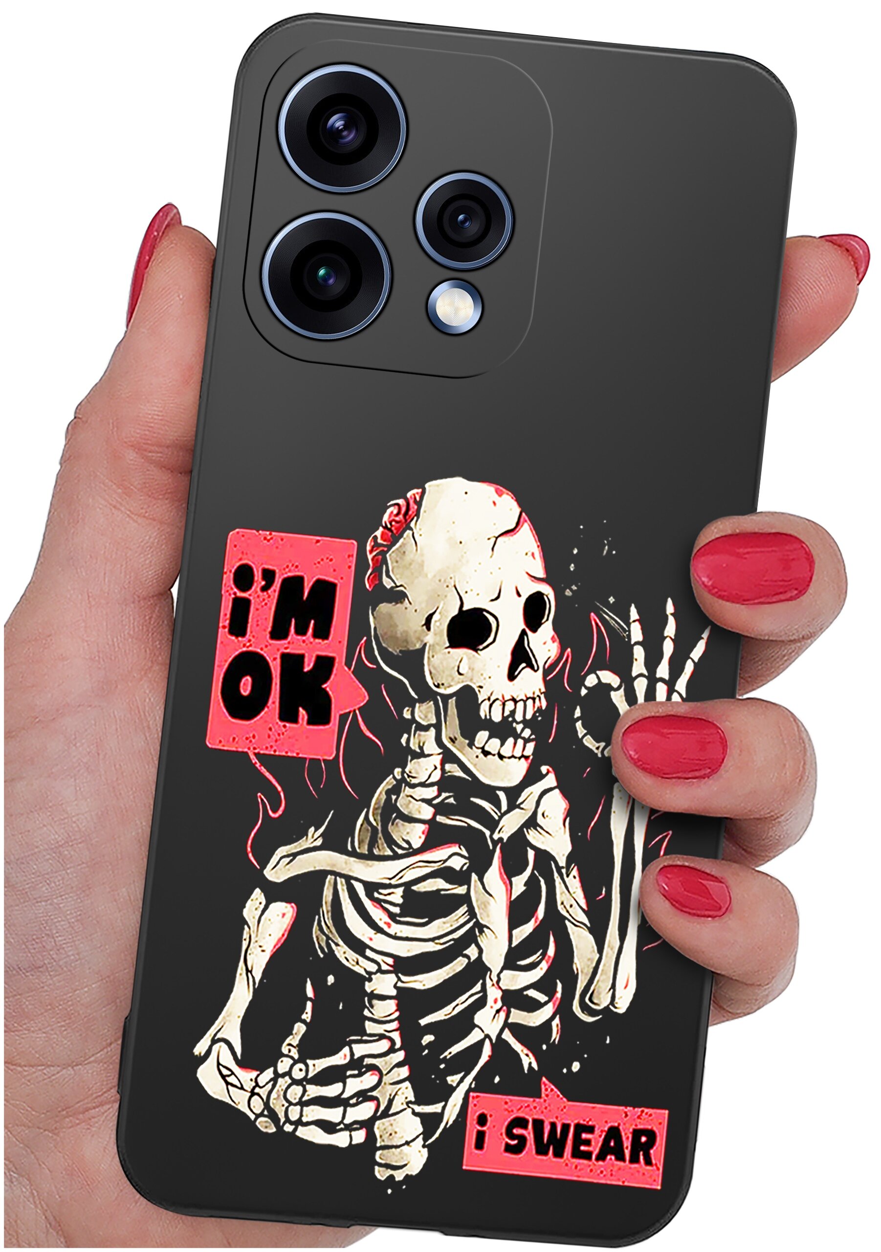 Etui na telefon z grafiką szkieletu i napisami \'i\'m OK\' oraz \'i SWEAR\'. Etui trzymane jest w dłoni z pomalowanymi na czerwono paznokciami.