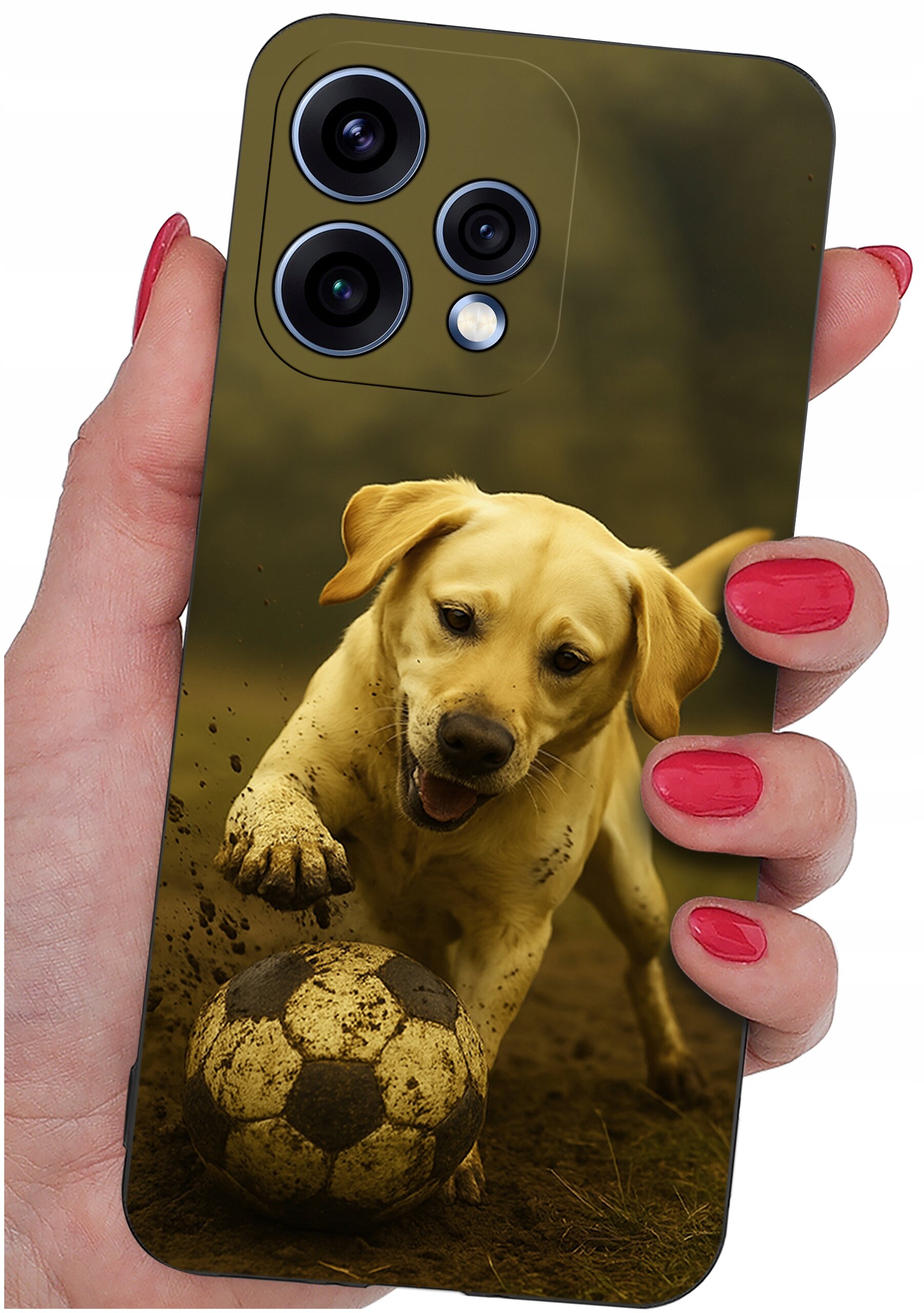 Etui na telefon z nadrukiem psa bawiącego się piłką, trzymane w dłoni z pomalowanymi na czerwono paznokciami. Widoczne są trzy obiektywy aparatu i lampa błyskowa.