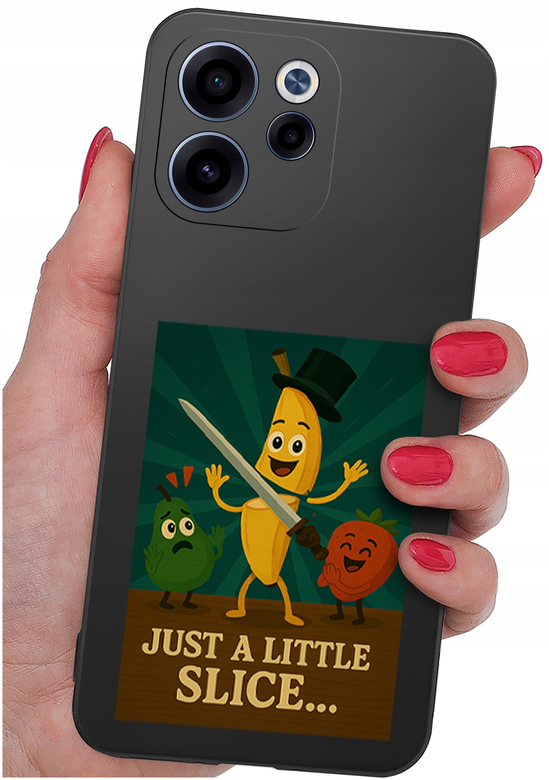 Osoba trzyma telefon z czarnym etui, na którym znajduje się grafika przedstawiająca uśmiechniętego banana w cylindrze z mieczem oraz napis \'JUST A LITTLE SLICE...\'.