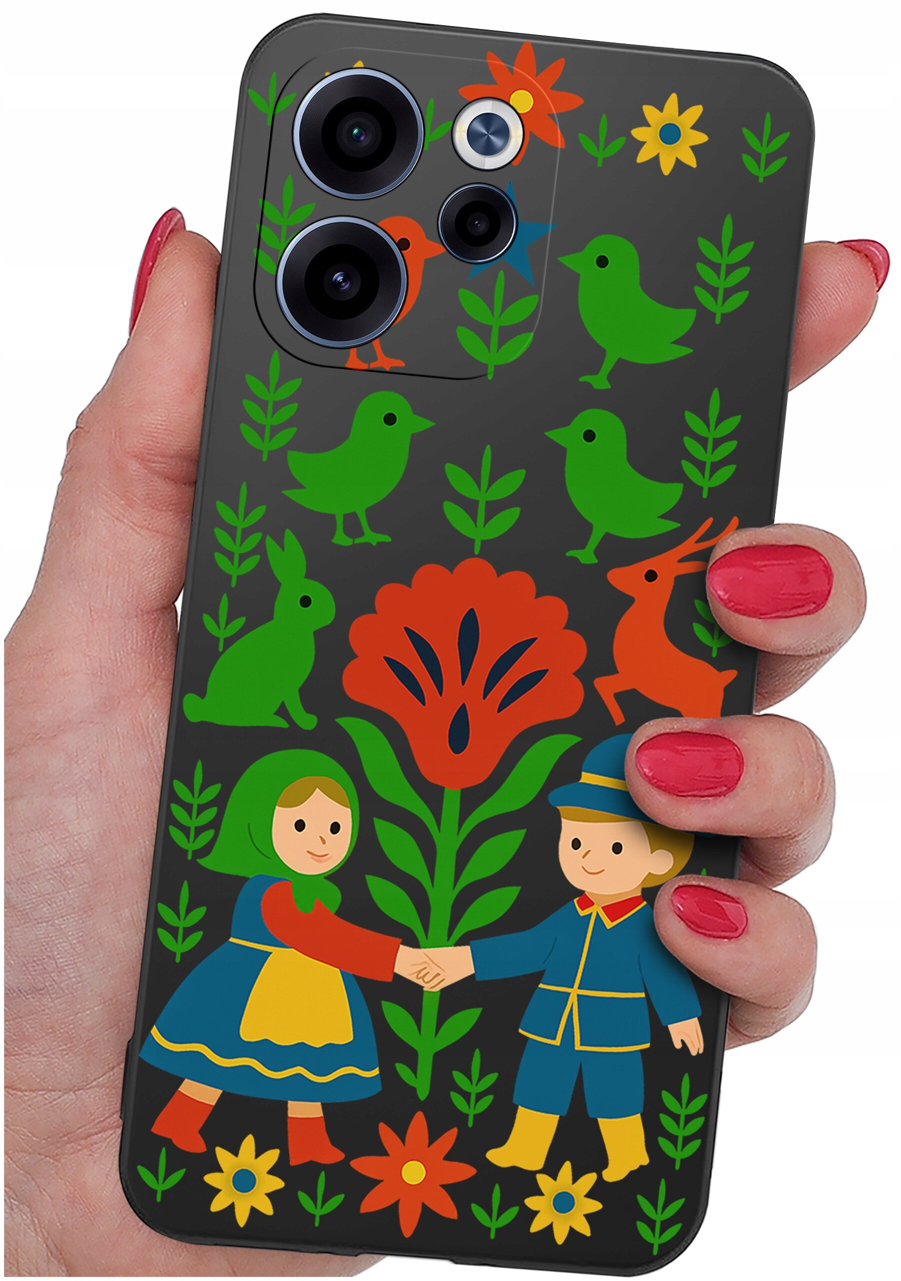 Etui na telefon z kolorowym wzorem przedstawiającym postacie, zwierzęta i rośliny na ciemnym tle, trzymane w dłoni z pomalowanymi na czerwono paznokciami.