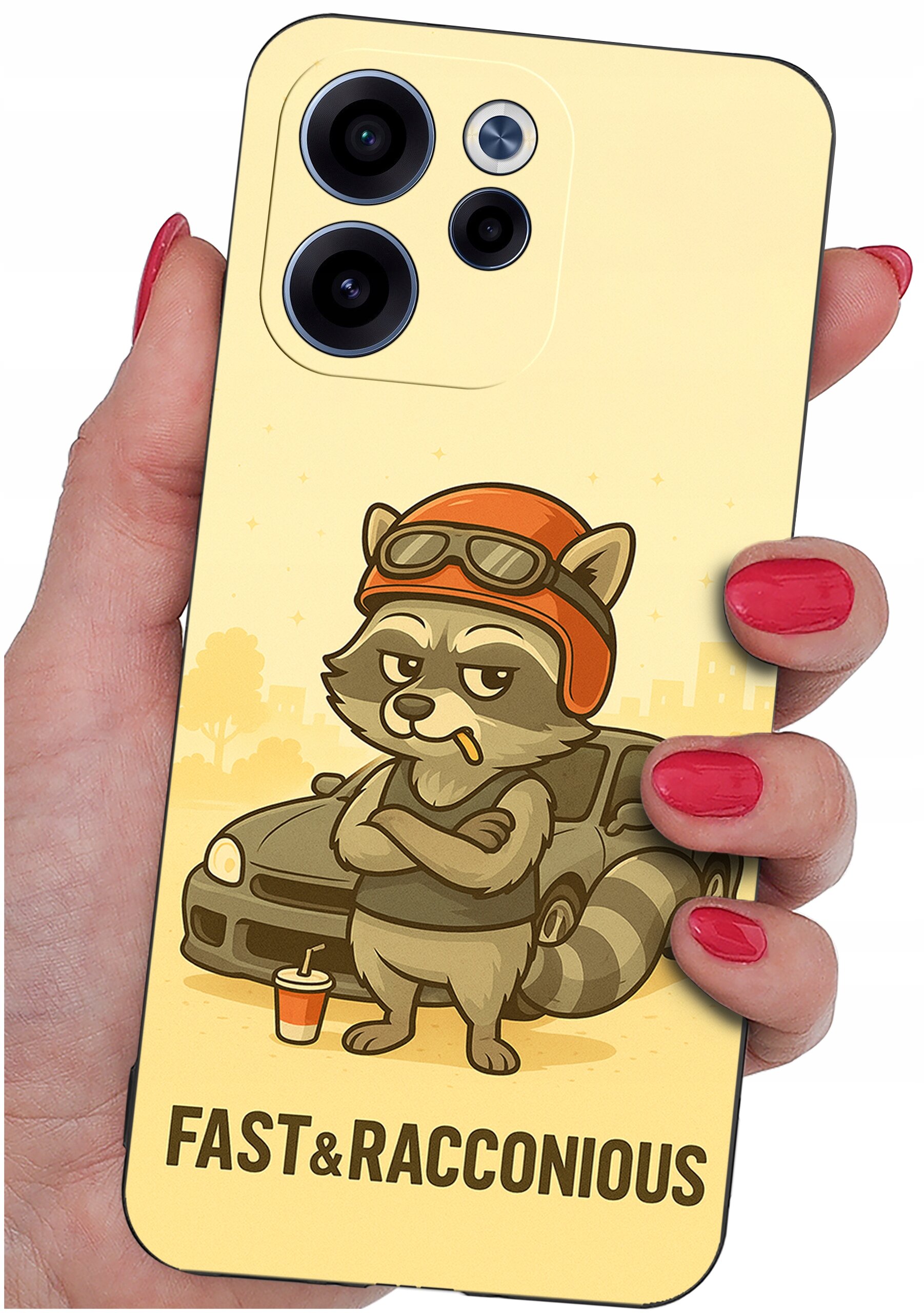 Etui na telefon z nadrukiem szopa w kasku, stojącego przed samochodem z napisem \'FAST&RACCONIOUS\'. Etui trzymane jest w dłoni z pomalowanymi na czerwono paznokciami.