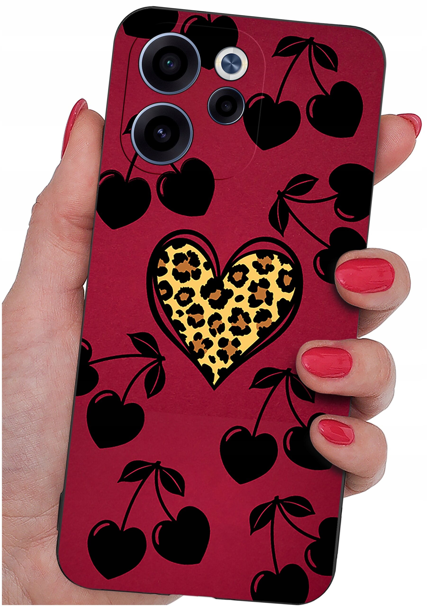 Etui na telefon w kolorze bordowym z czarnymi wzorami serc i wisienek oraz centralnym sercem z motywem panterki. Etui trzymane jest w dłoni z pomalowanymi na czerwono paznokciami.