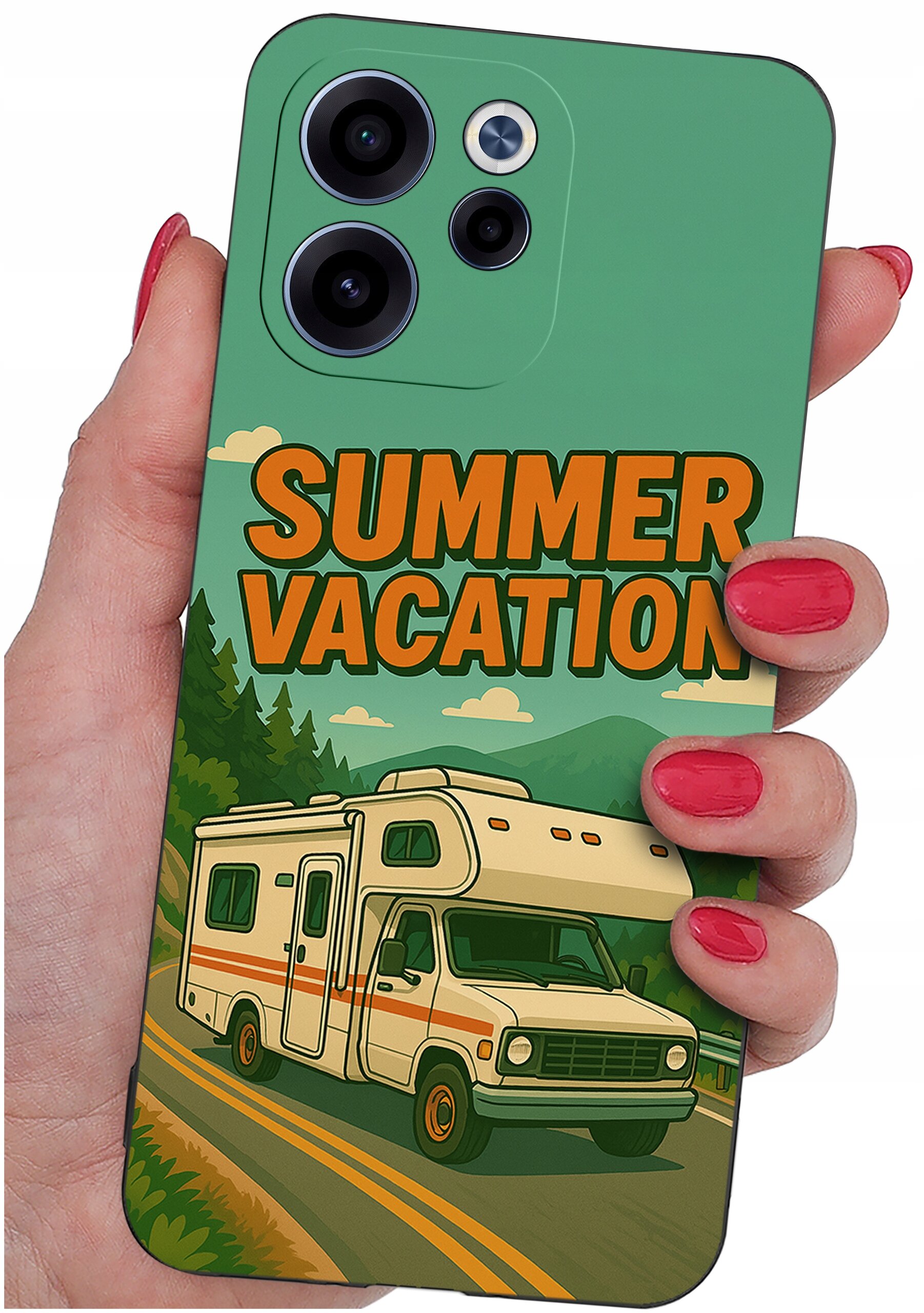 Etui na telefon z grafiką przedstawiającą kampera na drodze w otoczeniu drzew i gór oraz napisem \'SUMMER VACATION\'. Etui trzymane jest w dłoni z pomalowanymi na czerwono paznokciami.
