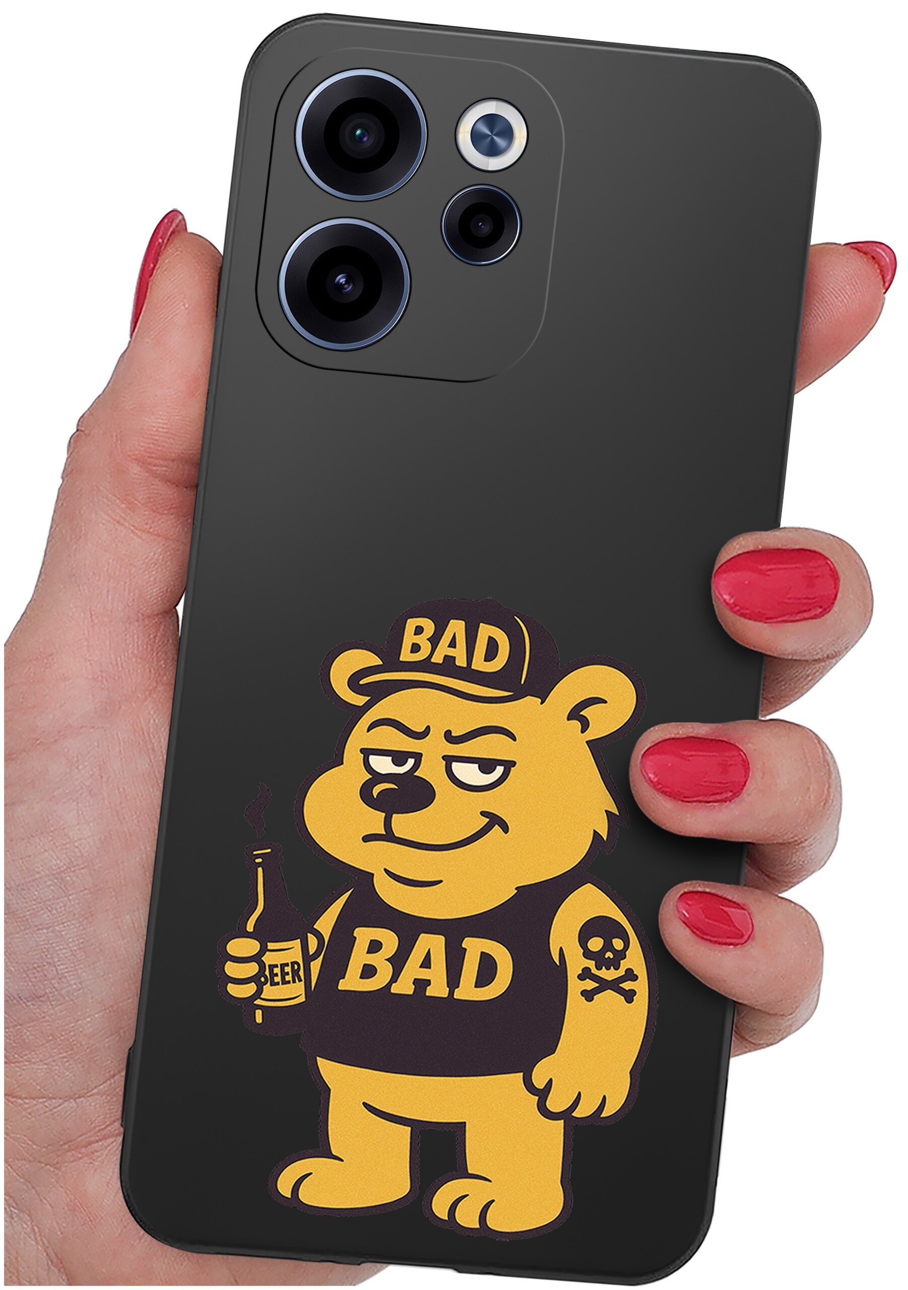 Czarna obudowa telefonu z nadrukiem żółtego misia trzymającego butelkę z napisem \'BEER\', z napisem \'BAD\' na czapce i koszulce. Obudowa jest trzymana w dłoni z czerwonymi paznokciami.
