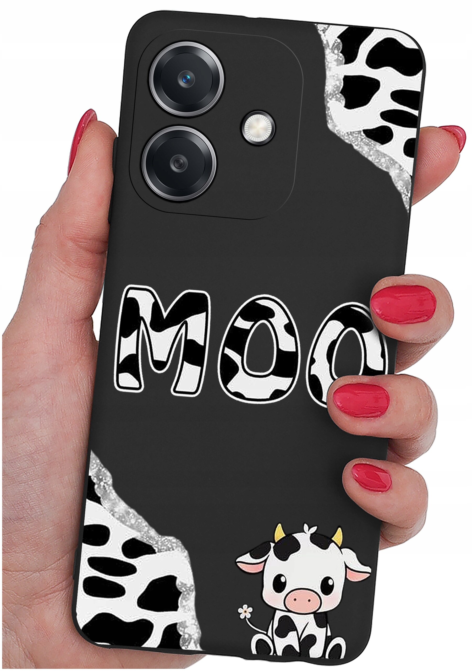 Czarne etui na telefon z napisem \'MOO\' w stylu przypominającym wzór krowy oraz grafiką małej krowy w dolnym rogu. Etui trzymane jest w dłoni z pomalowanymi na czerwono paznokciami.