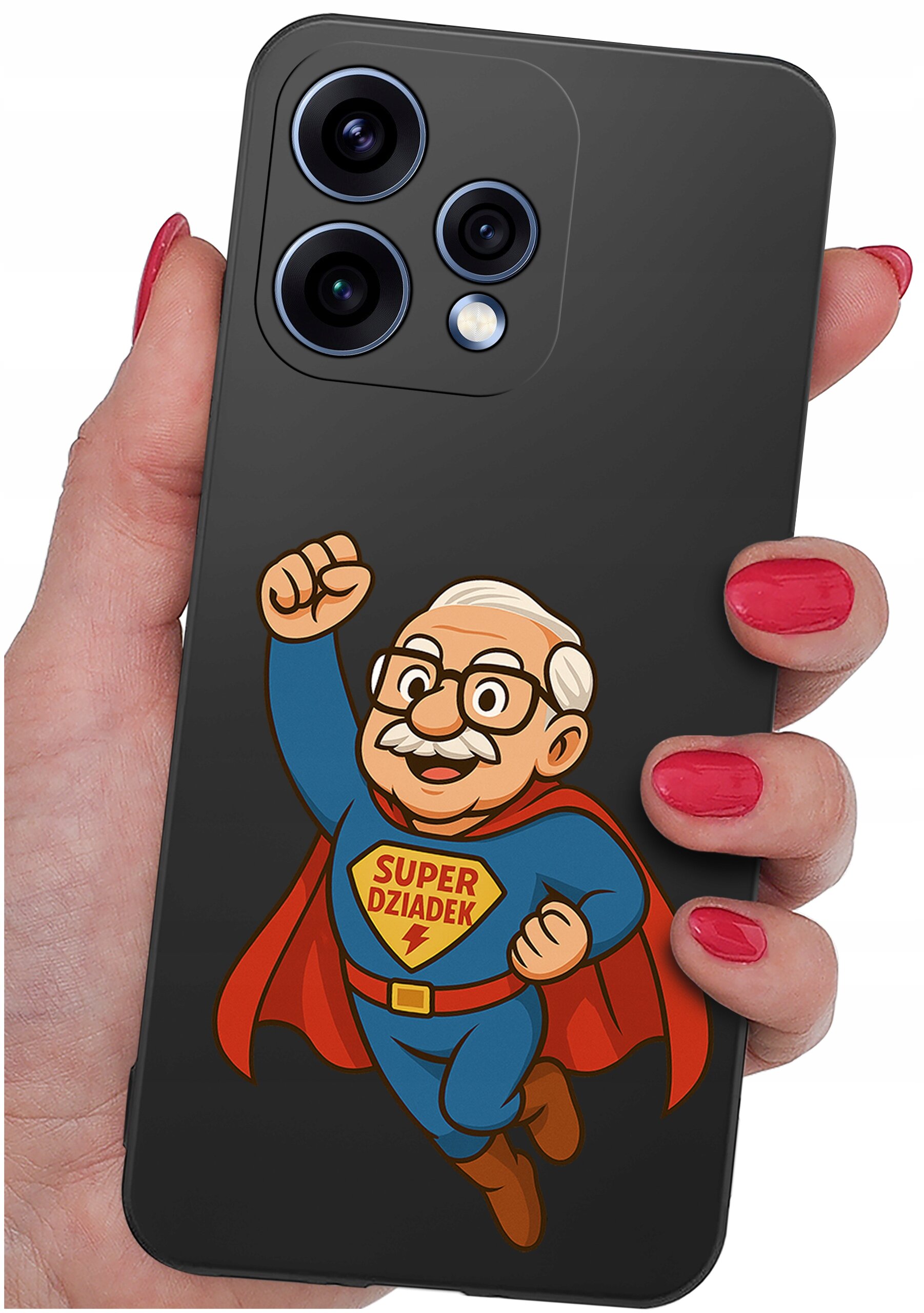 Etui na telefon z grafiką przedstawiającą postać w stroju superbohatera z napisem \'SUPER DZIADEK\'. Etui jest trzymane w dłoni z pomalowanymi na czerwono paznokciami.