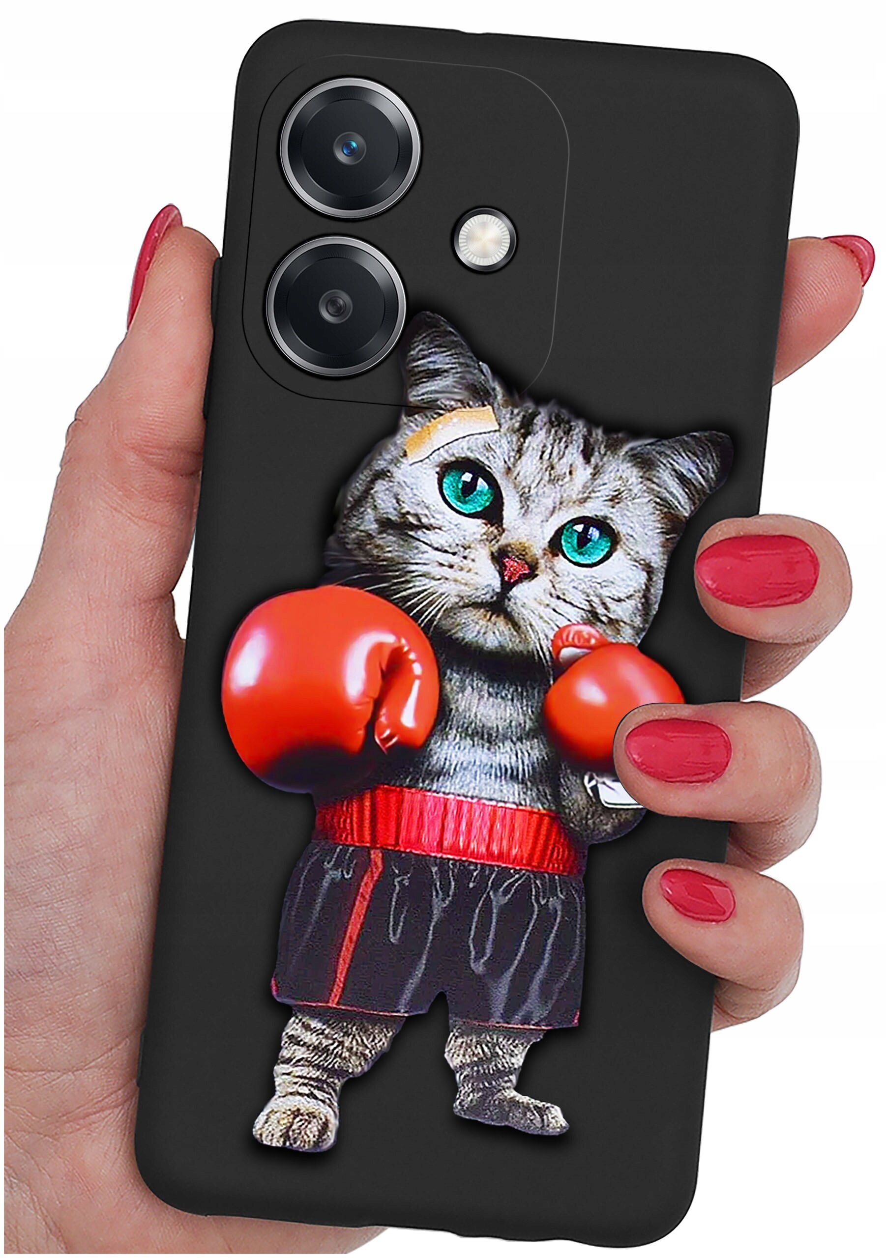 Czarne etui na telefon z nadrukiem kota w czerwonych rękawicach bokserskich i spódniczce, trzymane w dłoni z pomalowanymi na czerwono paznokciami. Etui posiada wycięcia na dwa obiektywy aparatu i lampę błyskową.