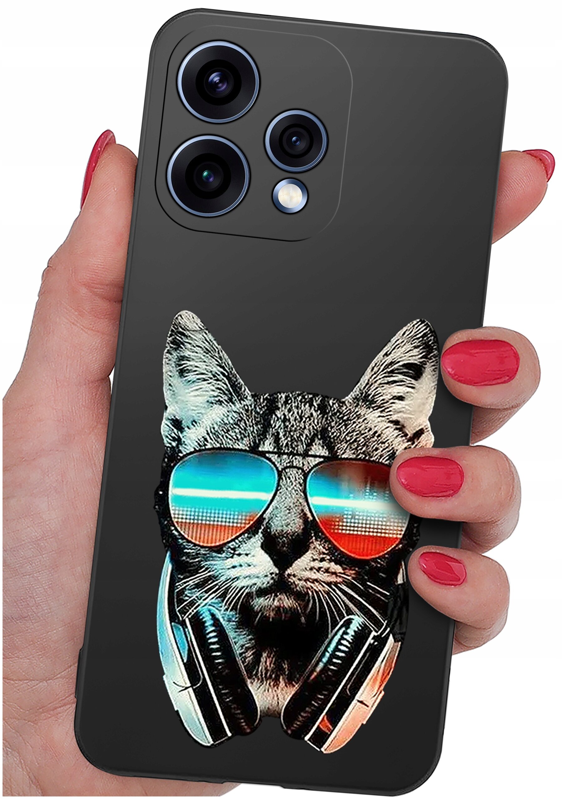Etui na telefon z nadrukiem kota w okularach przeciwsłonecznych i słuchawkach. Etui jest trzymane w dłoni z pomalowanymi na czerwono paznokciami.