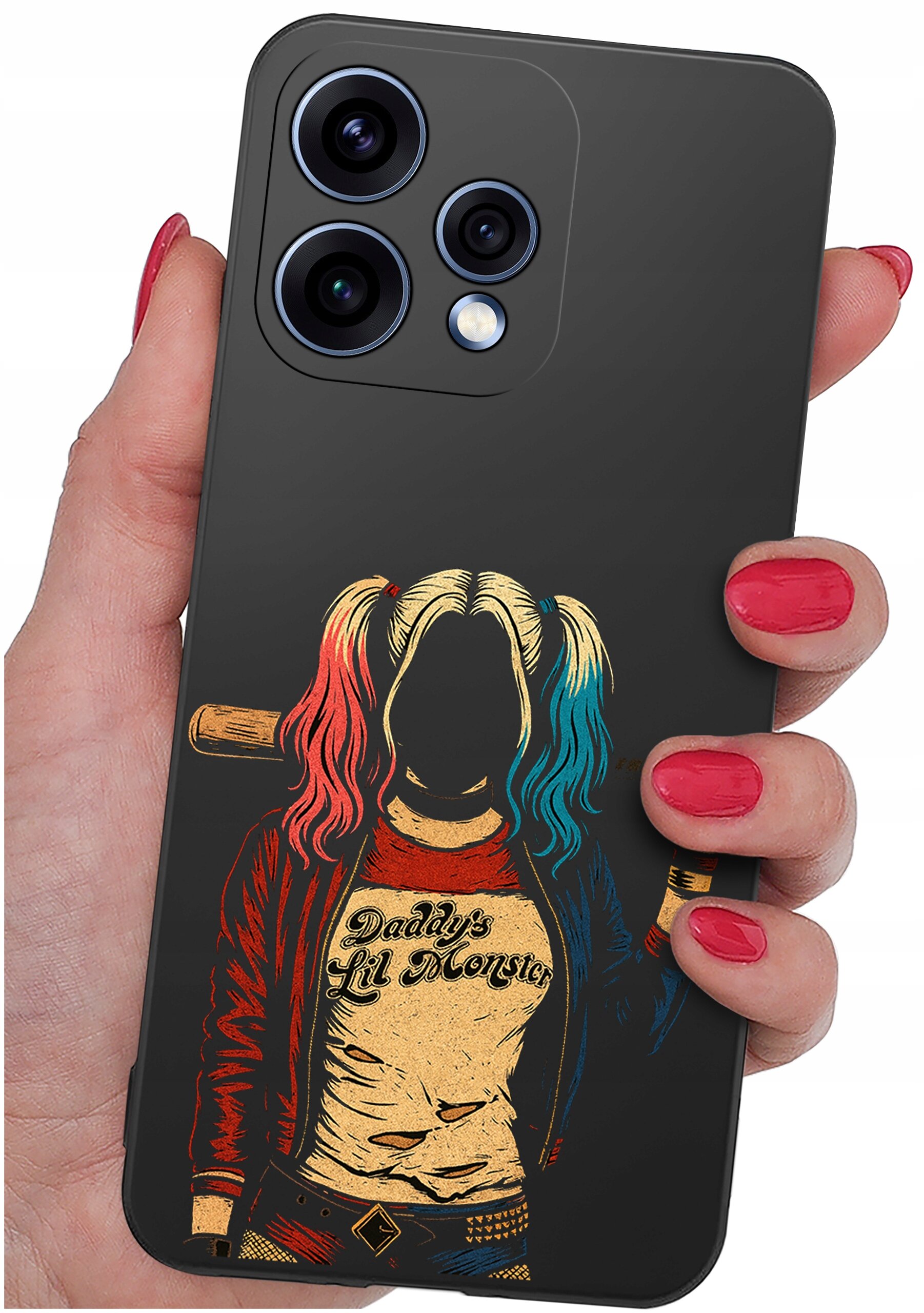 Etui na telefon z grafiką przedstawiającą postać z kolorowymi włosami i napisem \'Daddy\'s Lil Monster\' na koszulce. Etui trzymane jest w dłoni z pomalowanymi na czerwono paznokciami.