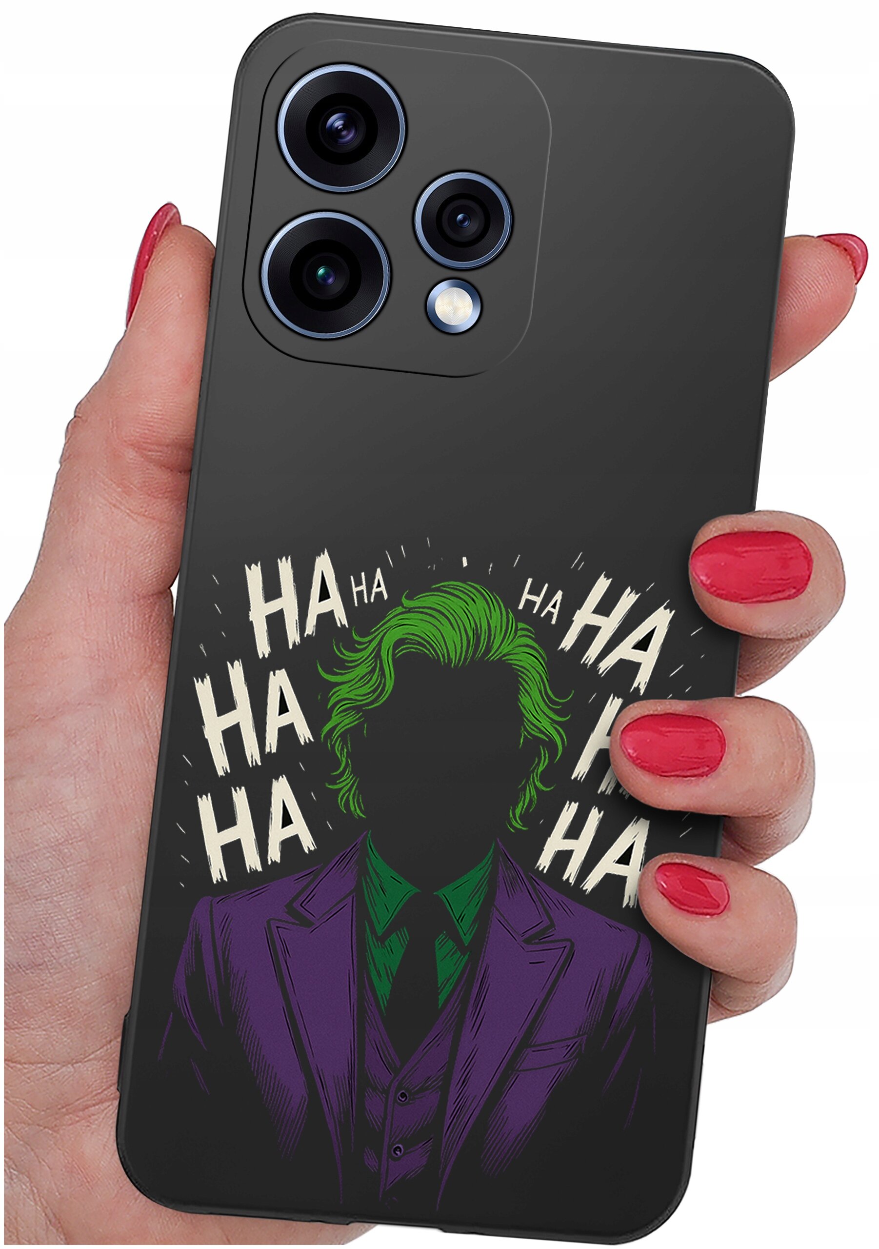 Etui na telefon z grafiką przedstawiającą postać w fioletowym garniturze i zielonych włosach, otoczoną napisem \'HA HA HA\'. Etui trzymane jest w dłoni z czerwonym lakierem na paznokciach.