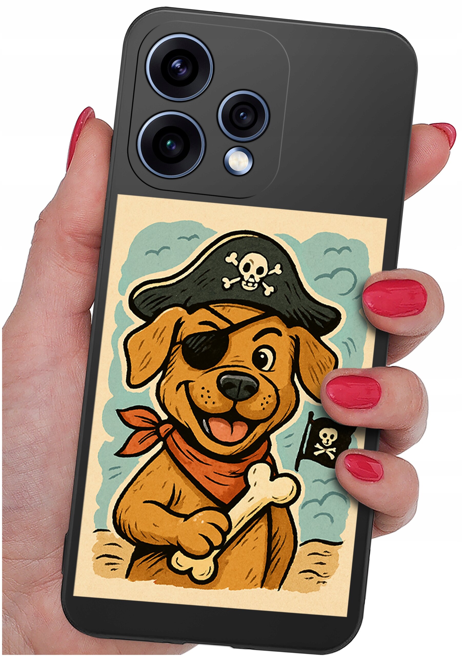 Etui na telefon z grafiką przedstawiającą psa pirata z przepaską na oku, trzymającego kość i flagę z czaszką. Etui jest trzymane w dłoni z pomalowanymi na czerwono paznokciami.