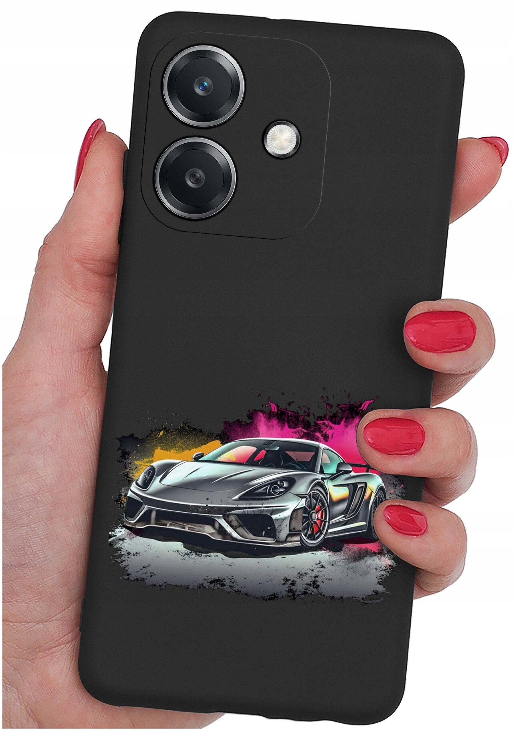 Czarne etui na telefon z nadrukiem sportowego samochodu w kolorach srebrnym, żółtym i różowym. Etui trzymane jest w dłoni z pomalowanymi na czerwono paznokciami.