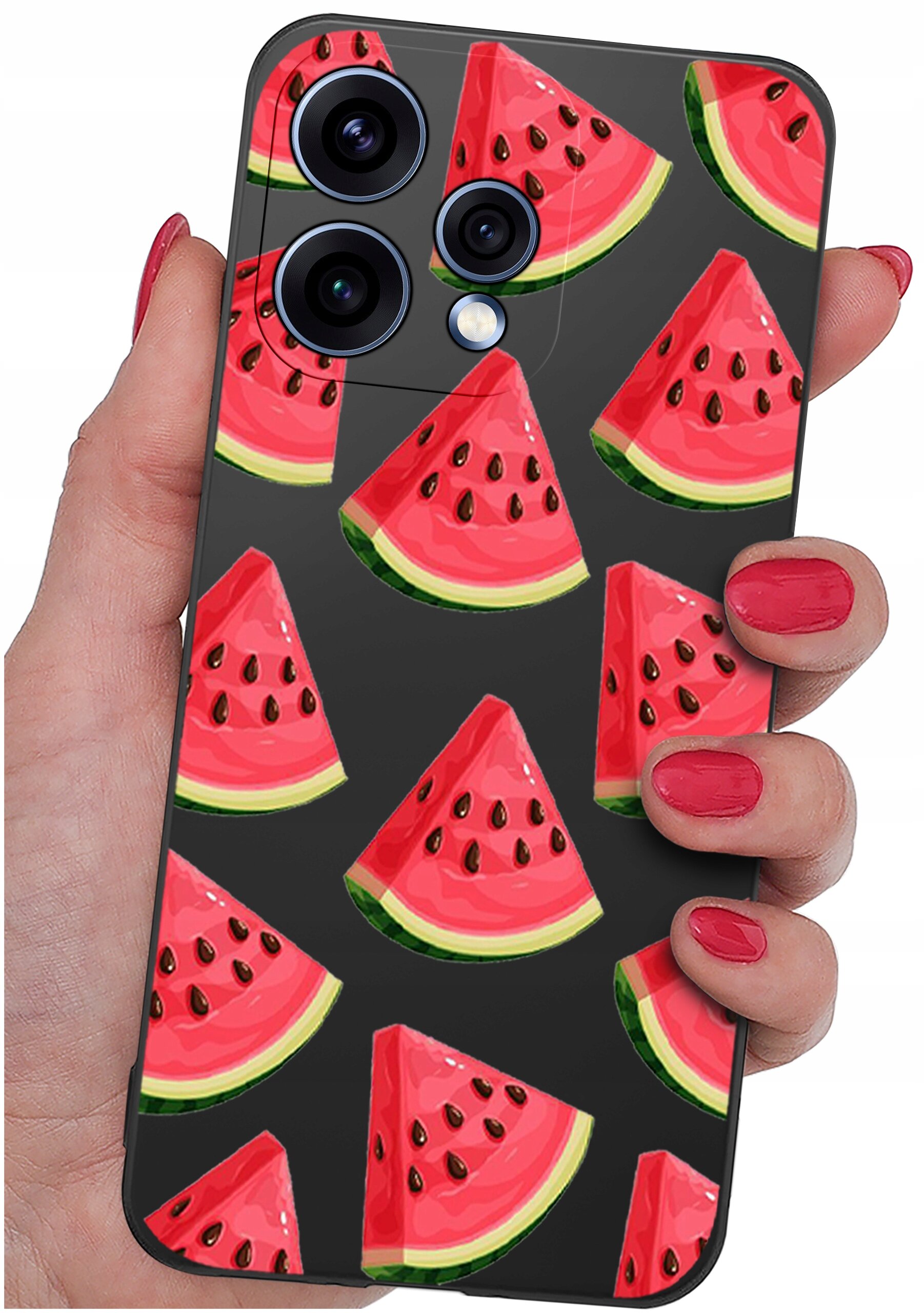 Etui na telefon z wzorem kawałków arbuza, trzymane w dłoni z pomalowanymi na czerwono paznokciami. Etui ma trzy otwory na aparaty fotograficzne.