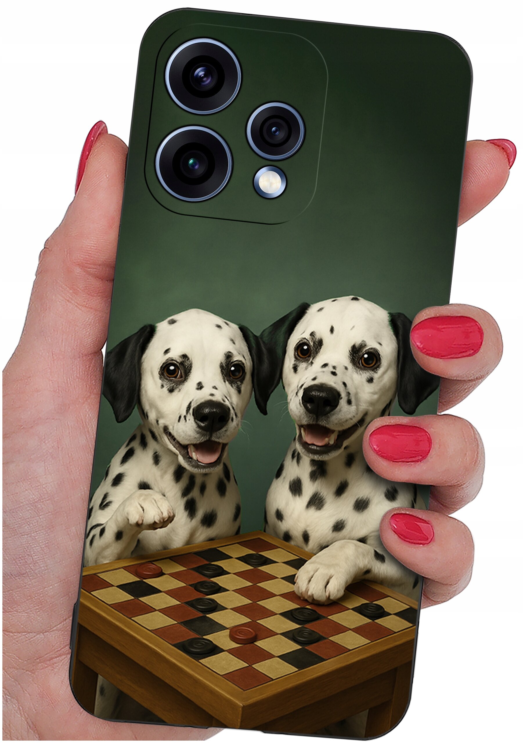 Etui na telefon z nadrukiem dwóch dalmatyńczyków grających w warcaby. Etui trzymane jest w dłoni z pomalowanymi na czerwono paznokciami.