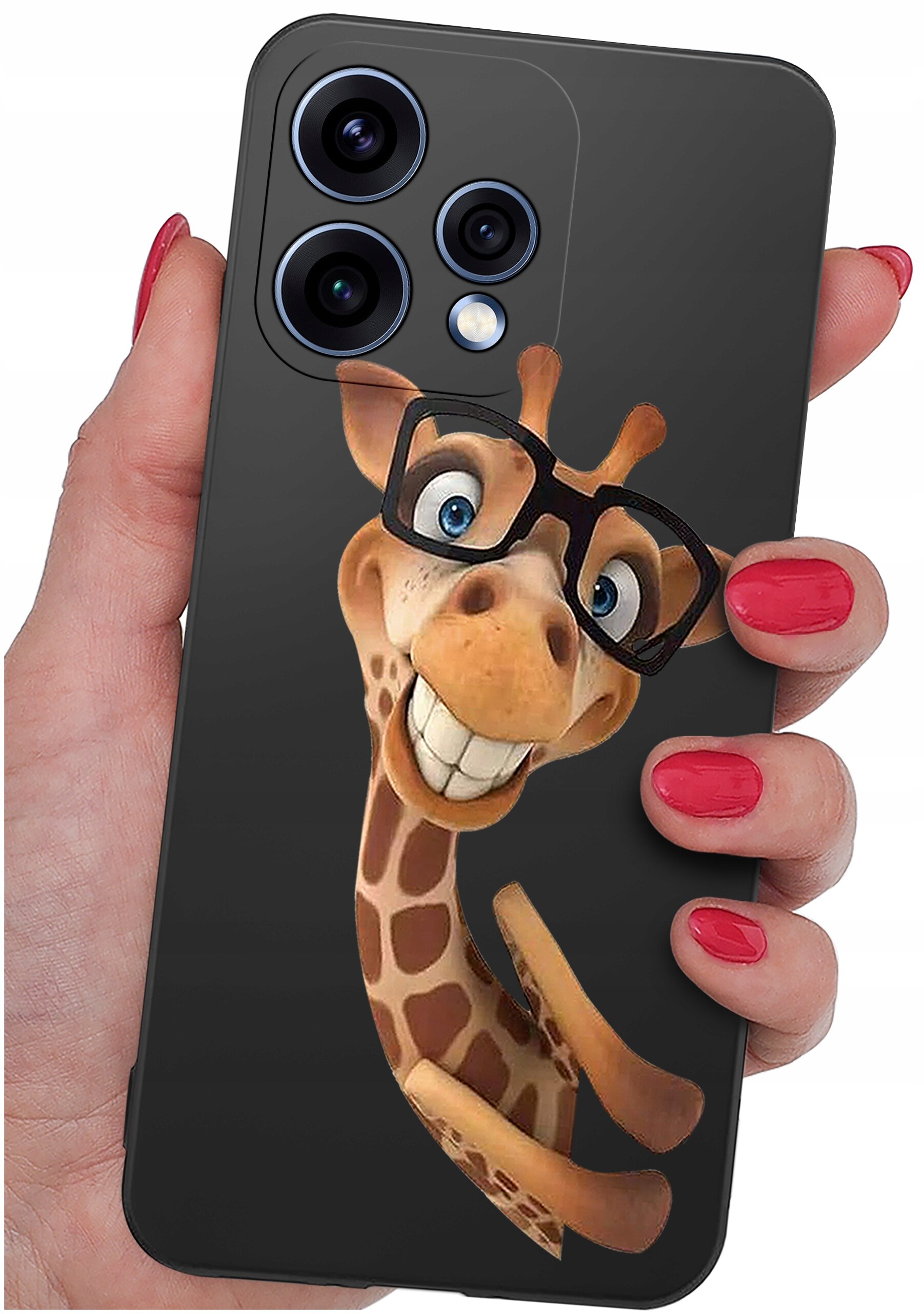 Etui na telefon z grafiką uśmiechniętej żyrafy w okularach. Etui jest trzymane w dłoni z pomalowanymi na czerwono paznokciami.