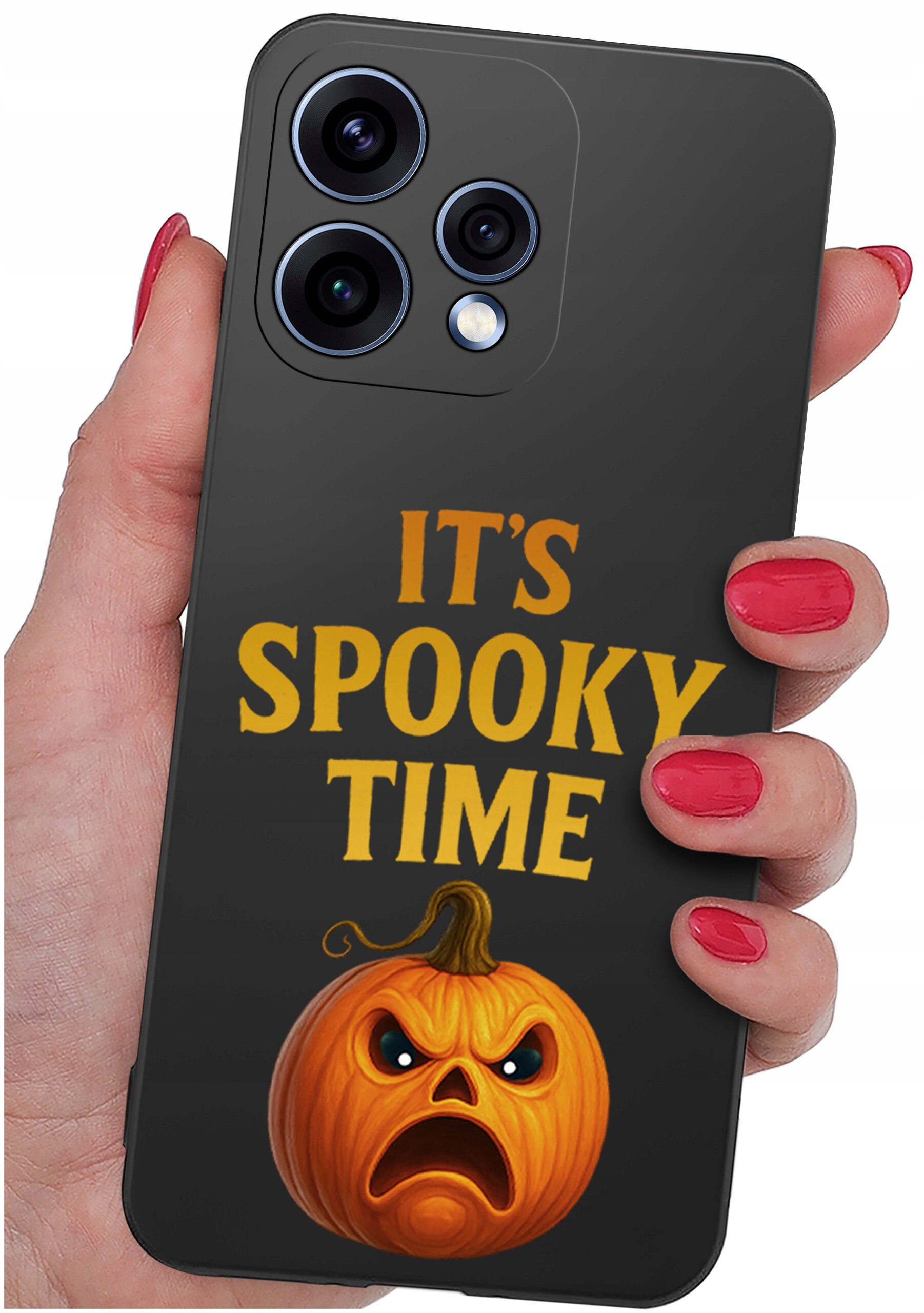 Osoba trzyma telefon z czarnym etui, na którym widnieje napis \'IT\'S SPOOKY TIME\' oraz rysunek dyni z groźną miną.