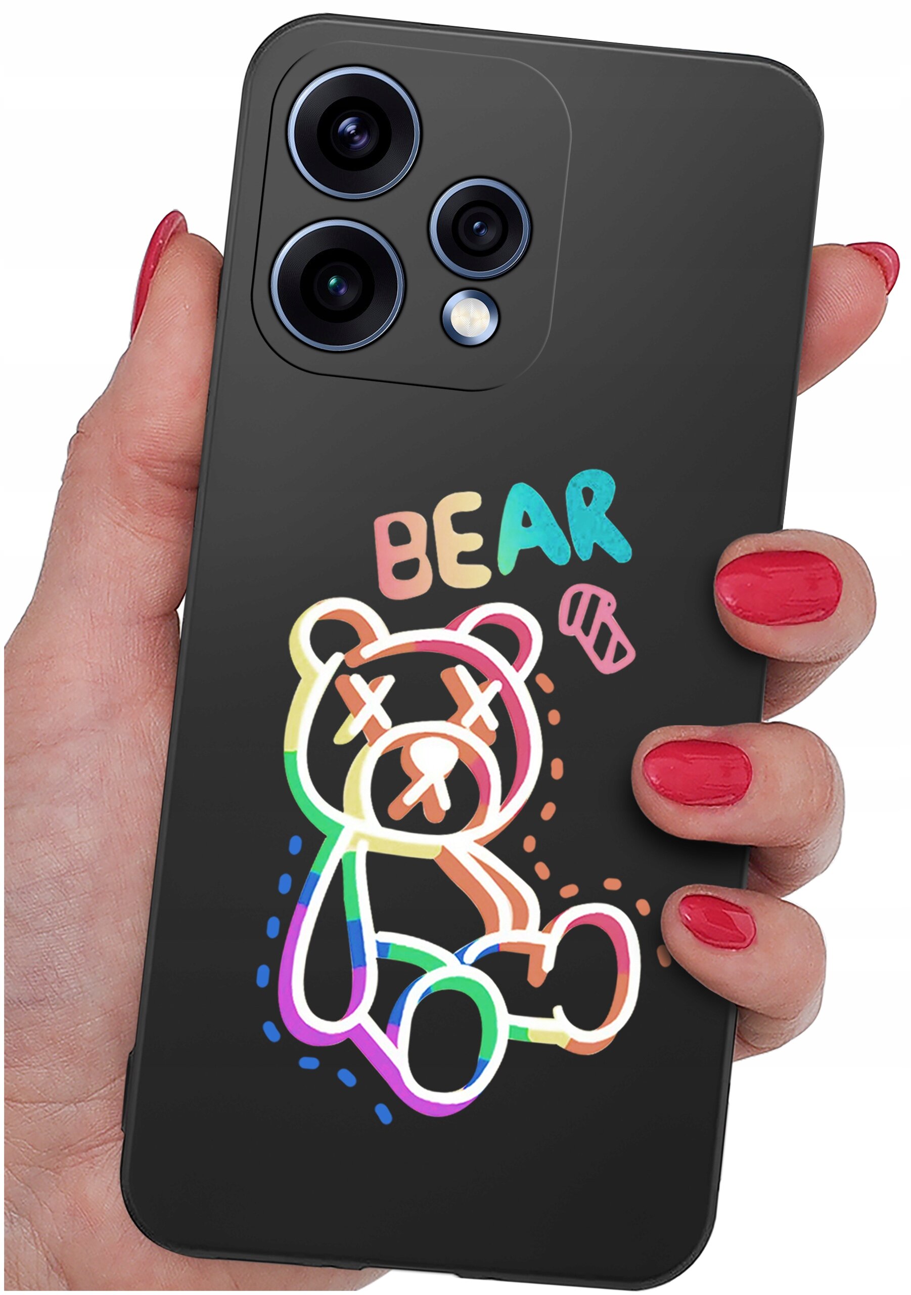 Czarne etui na telefon z kolorowym rysunkiem misia i napisem \'BEAR\'. Etui trzymane jest w dłoni z pomalowanymi na czerwono paznokciami.