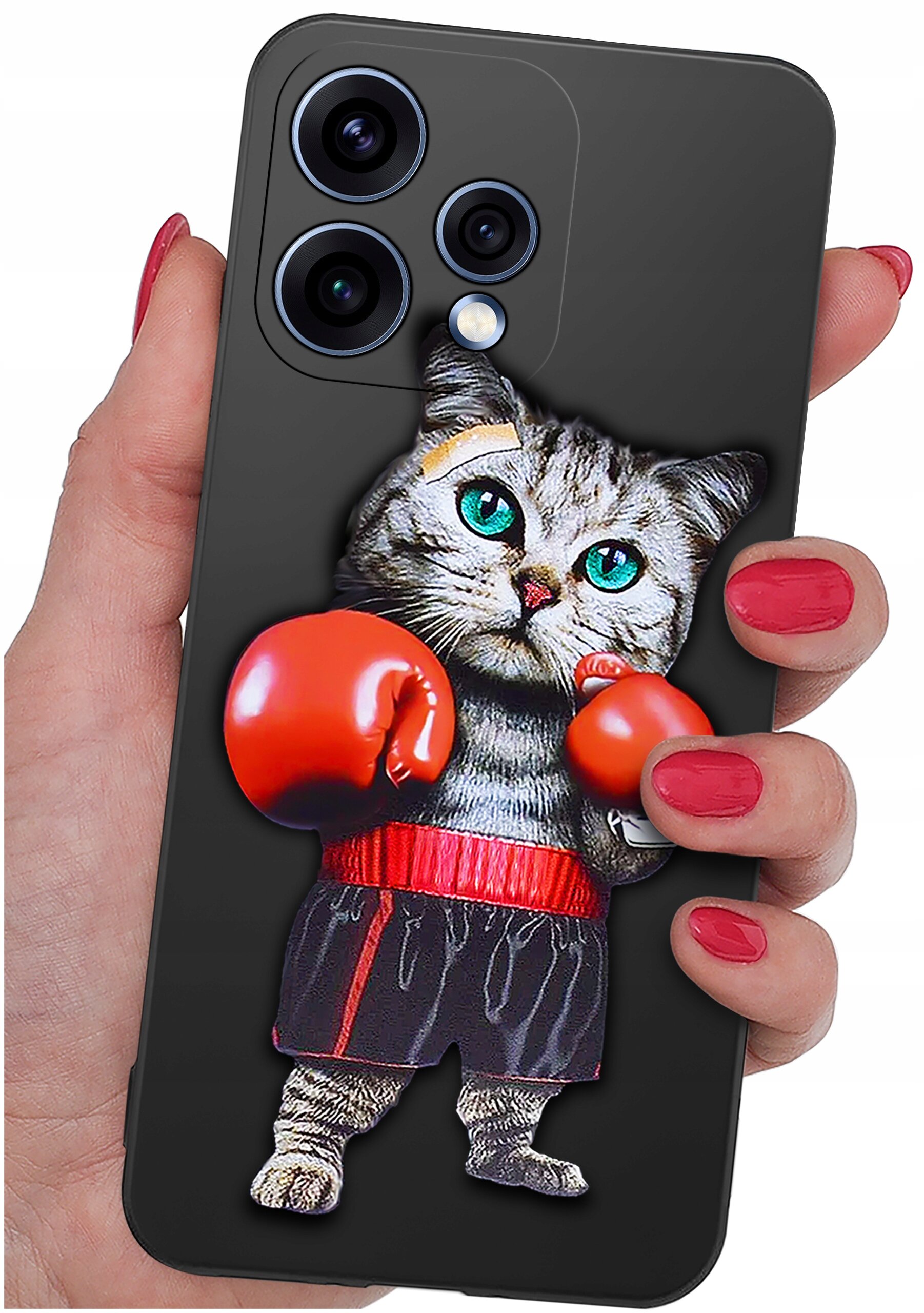 Etui na telefon z grafiką kota w rękawicach bokserskich, trzymane w dłoni z pomalowanymi na czerwono paznokciami. Etui ma wycięcia na trzy obiektywy aparatu i lampę błyskową.