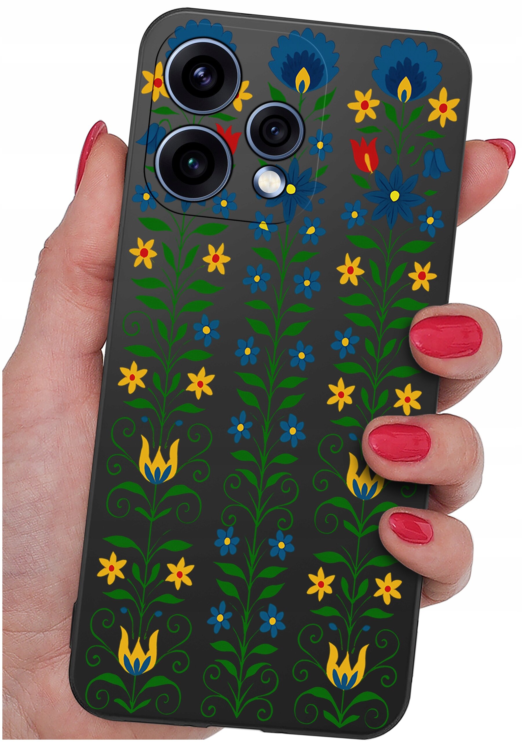 Etui na telefon z kolorowym wzorem kwiatowym w odcieniach niebieskiego, żółtego i zielonego, trzymane w dłoni z czerwonymi paznokciami. Widoczne są trzy obiektywy aparatu i lampa błyskowa.