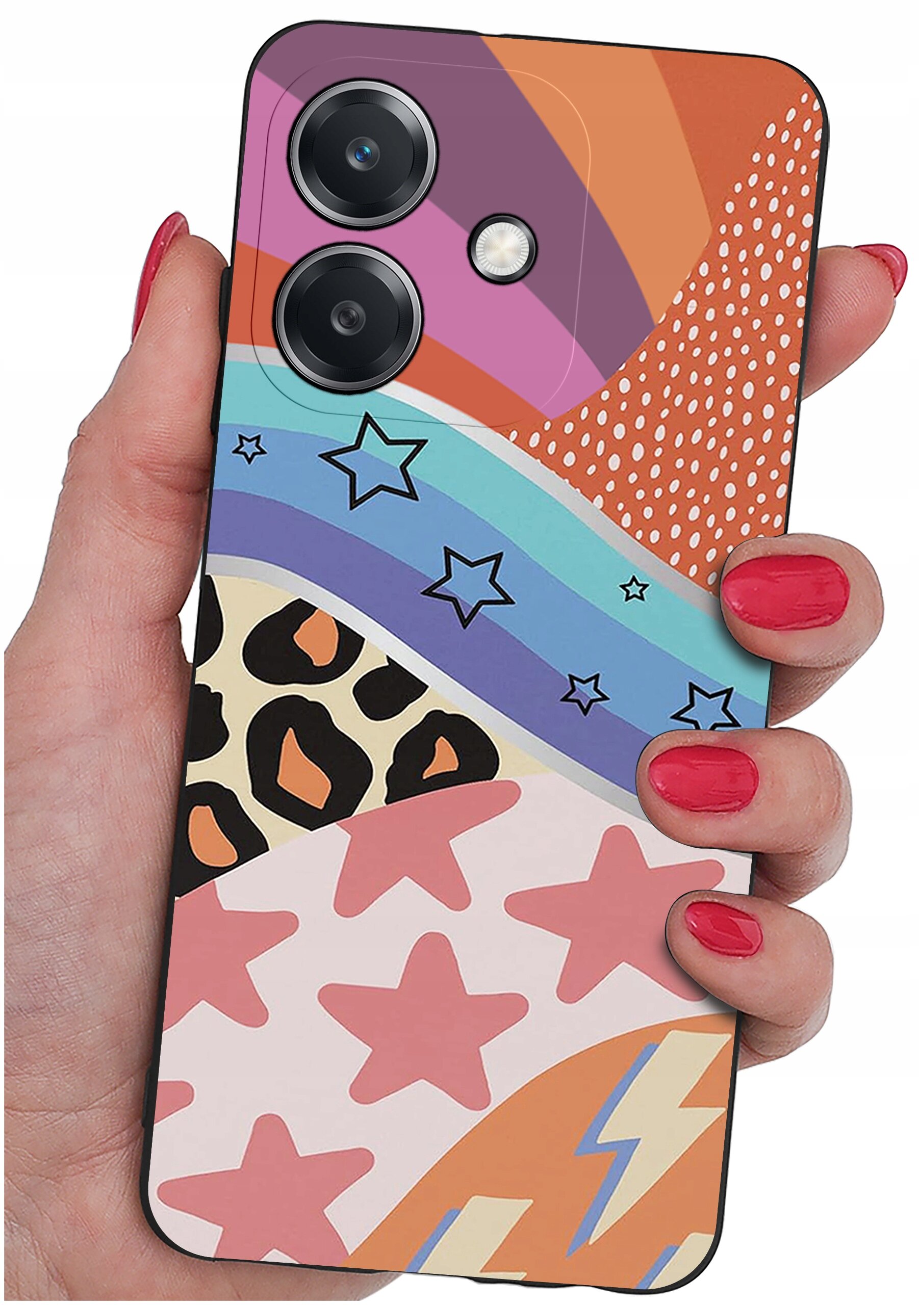 Etui na telefon z kolorowym wzorem w gwiazdy, paski i kropki, trzymane w dłoni z pomalowanymi na czerwono paznokciami. Widoczne są dwa obiektywy aparatu i lampa błyskowa.