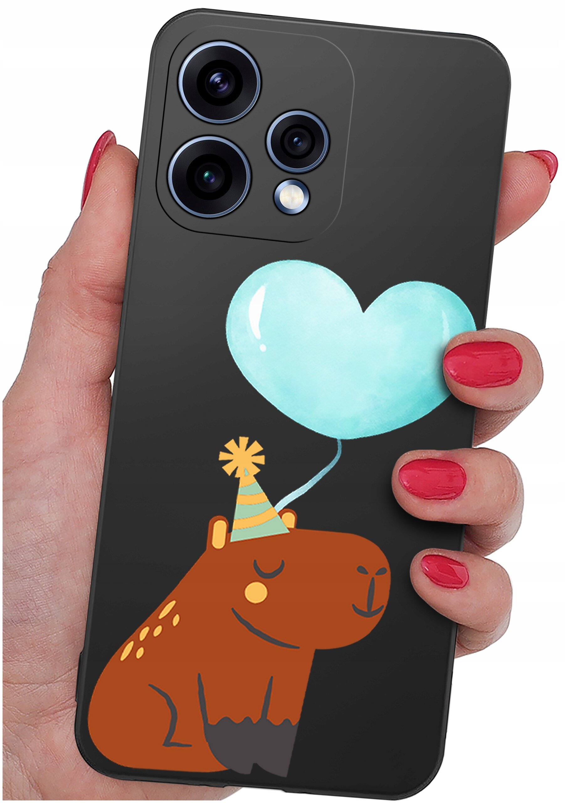 Etui na telefon z grafiką przedstawiającą brązowe zwierzę w czapeczce i niebieski balon w kształcie serca. Etui trzymane jest w dłoni z pomalowanymi na czerwono paznokciami.