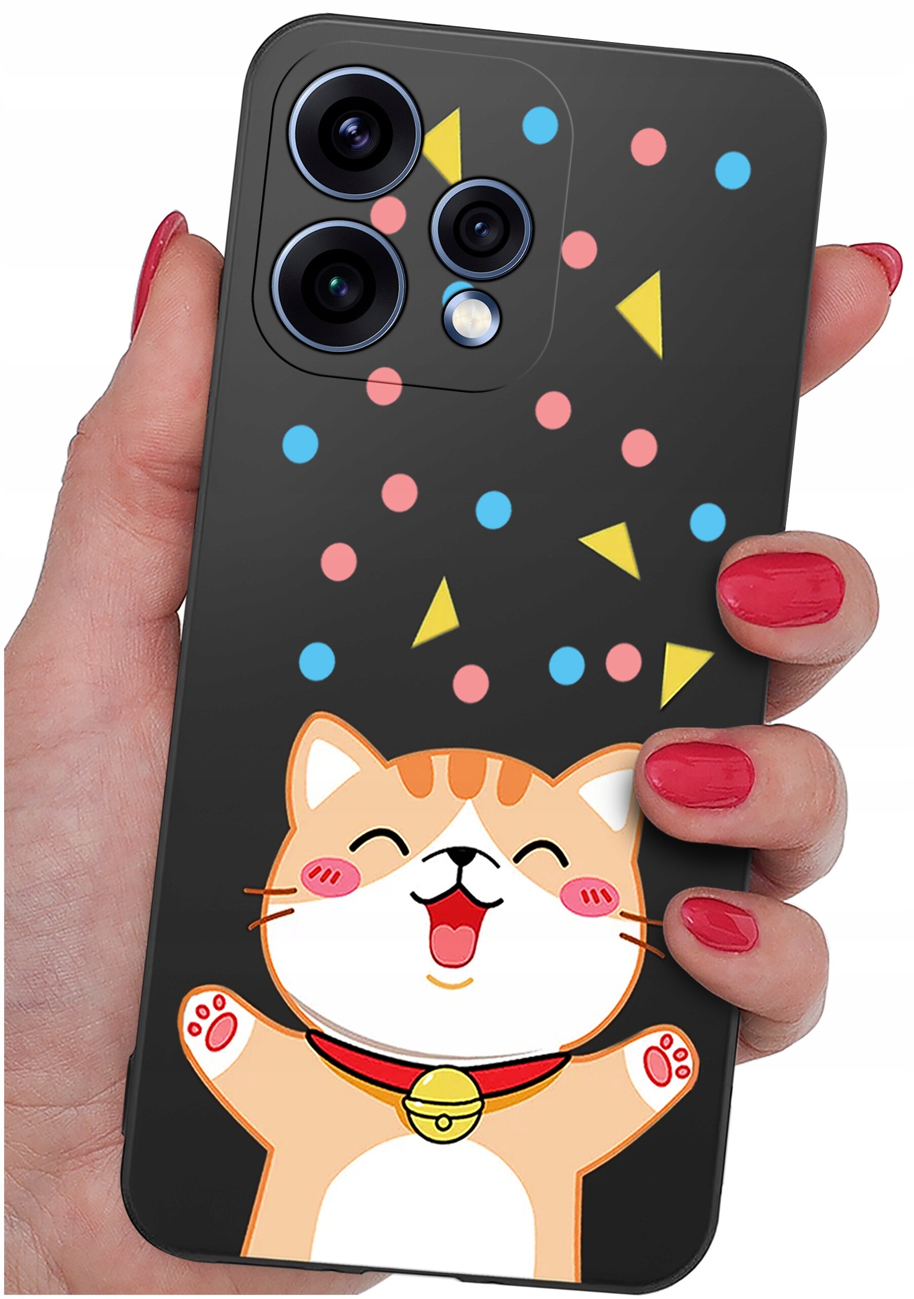 Etui na telefon z grafiką uśmiechniętego kota i kolorowymi kropkami oraz trójkątami na czarnym tle. Etui jest trzymane w dłoni z pomalowanymi na czerwono paznokciami.