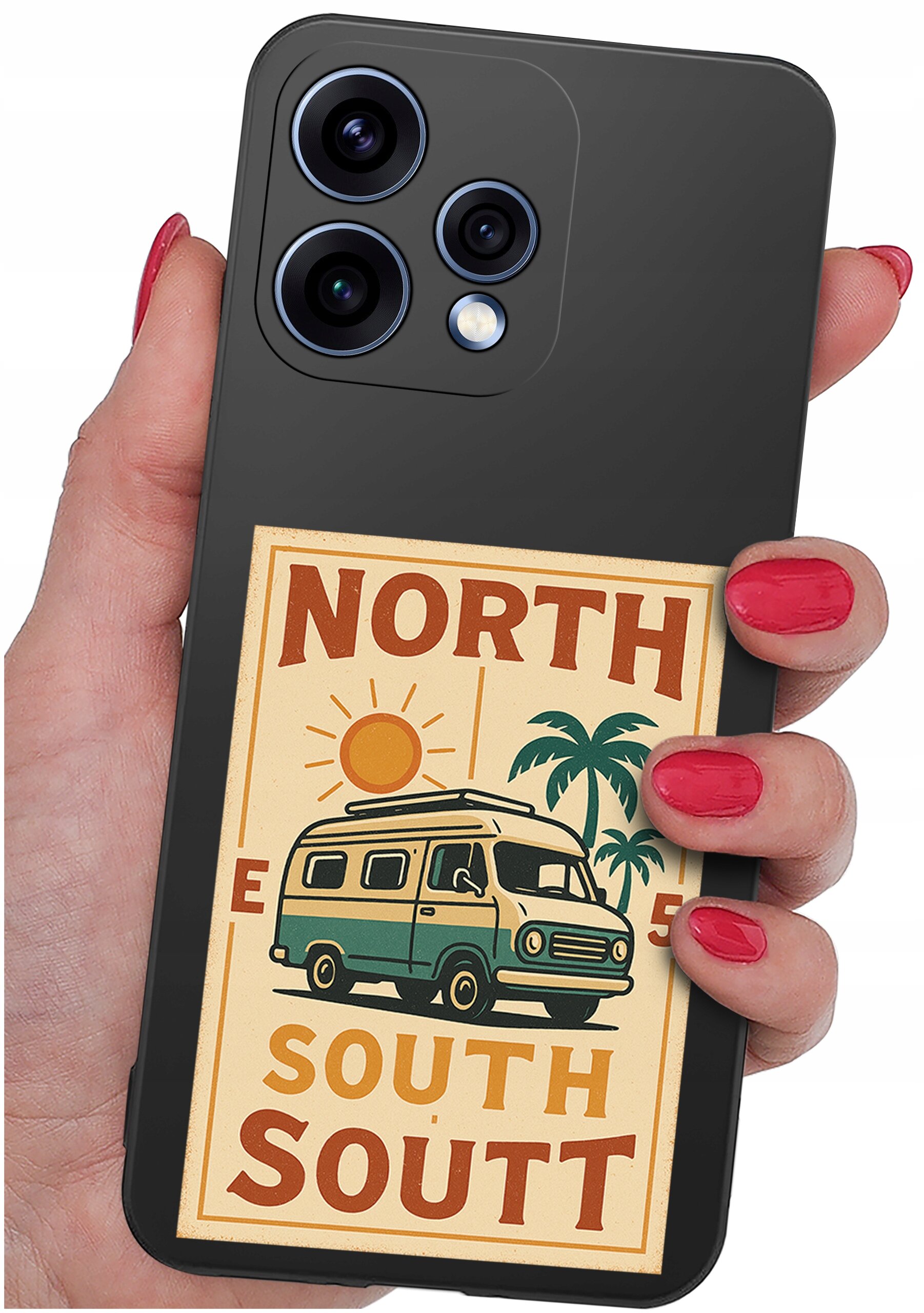 Osoba trzyma czarne etui na telefon z grafiką przedstawiającą samochód kempingowy, palmę i słońce oraz napisy \'NORTH\', \'SOUTH\', \'SOUTT\'.