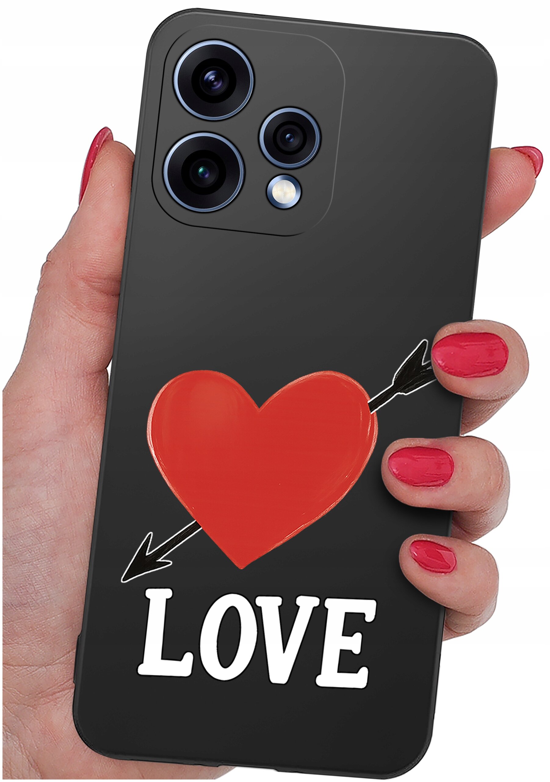 Osoba trzyma czarne etui na telefon z czerwonym sercem przebitym strzałą i napisem \'LOVE\'.