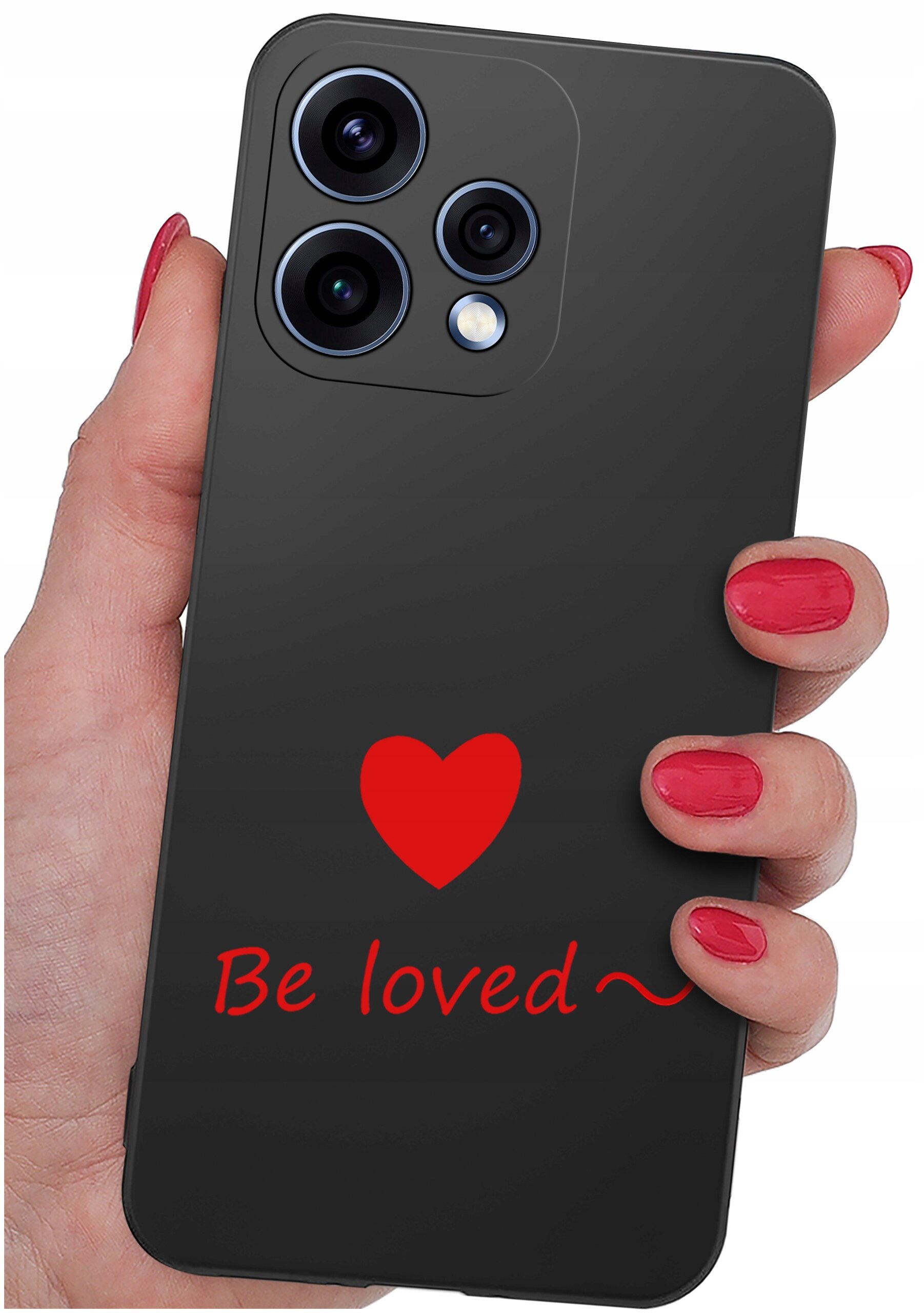 Osoba trzyma czarne etui na telefon z trzema obiektywami aparatu. Na etui znajduje się czerwone serce i napis \'Be loved ~\'.