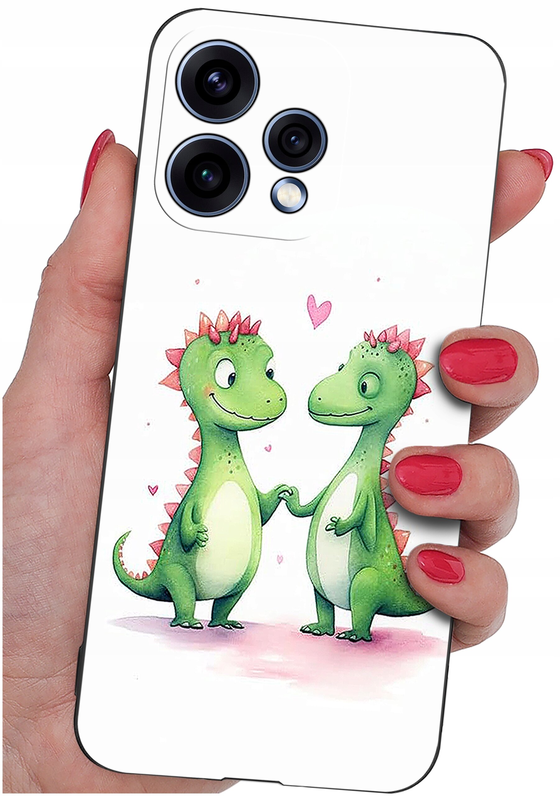Etui na telefon z nadrukiem dwóch zielonych dinozaurów trzymających się za ręce, otoczonych różowymi serduszkami. Etui jest trzymane w dłoni z pomalowanymi na czerwono paznokciami.