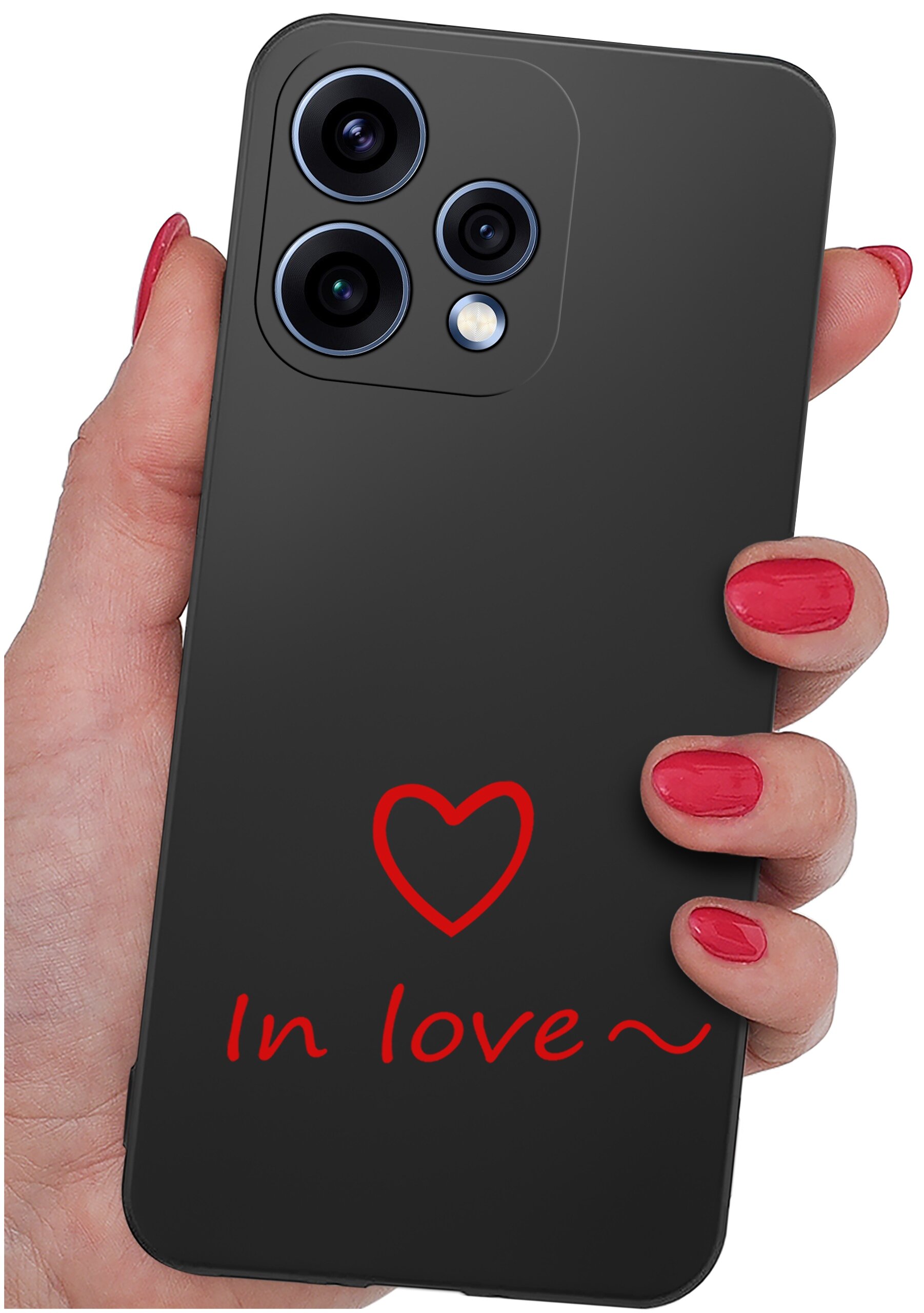 Czarna obudowa telefonu z czerwonym napisem \'In love\' i sercem. Trzymana w dłoni z pomalowanymi na czerwono paznokciami.