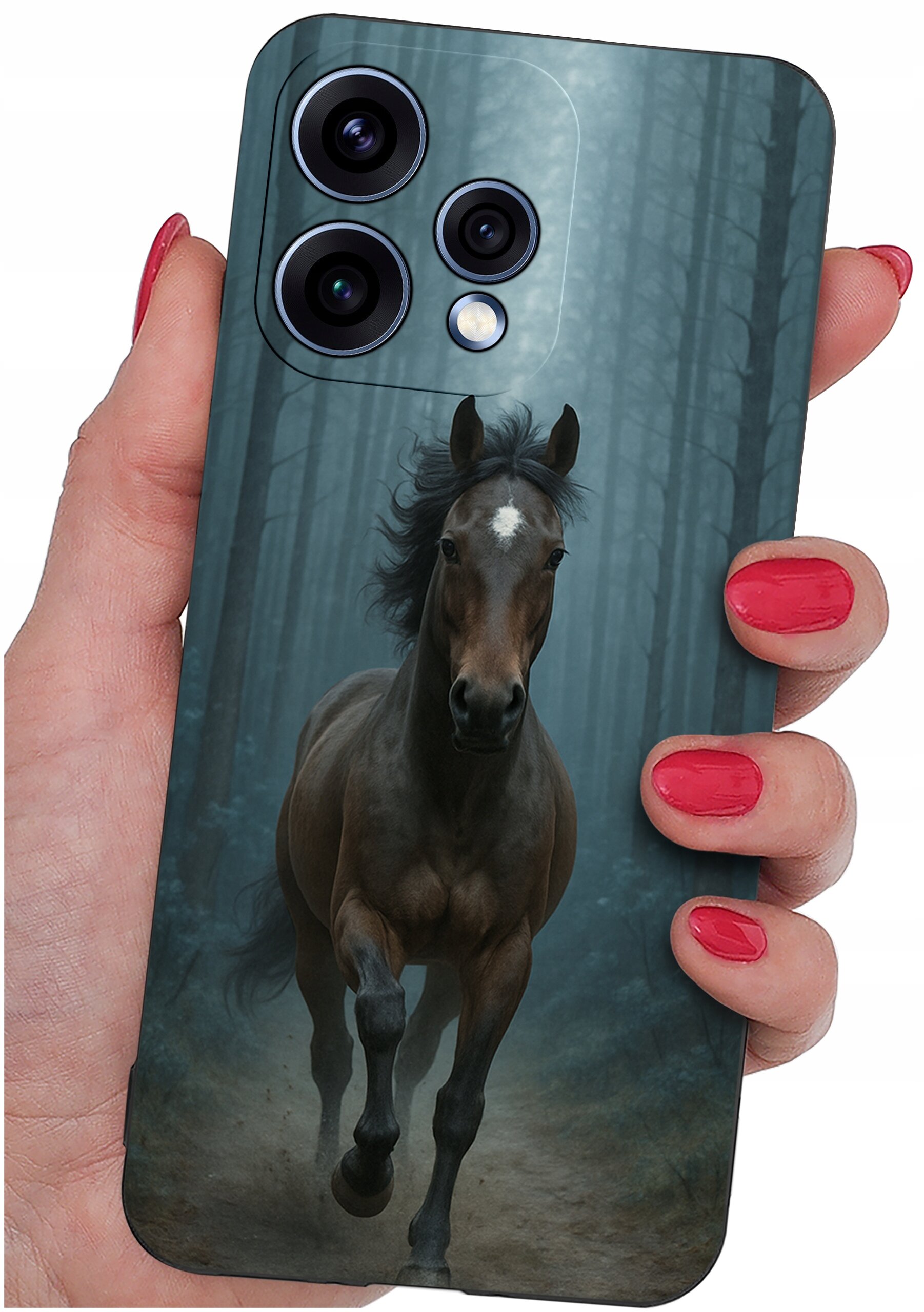 Etui na telefon z nadrukiem galopującego konia w lesie, trzymane w dłoni z pomalowanymi na czerwono paznokciami. Widoczne są trzy obiektywy aparatu na tle wzoru.