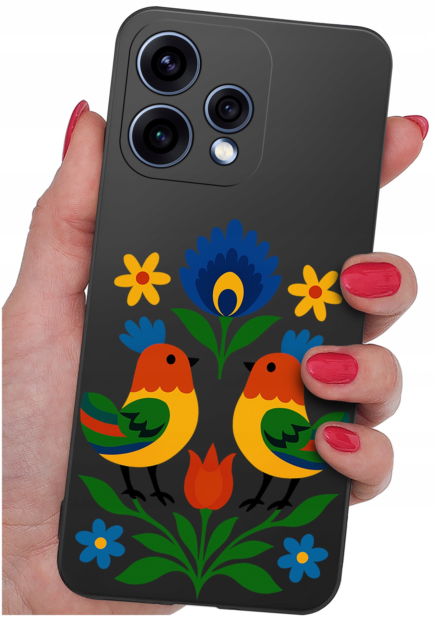 Etui na telefon z kolorowym wzorem przedstawiającym dwa ptaki i kwiaty, trzymane w dłoni z pomalowanymi na czerwono paznokciami.
