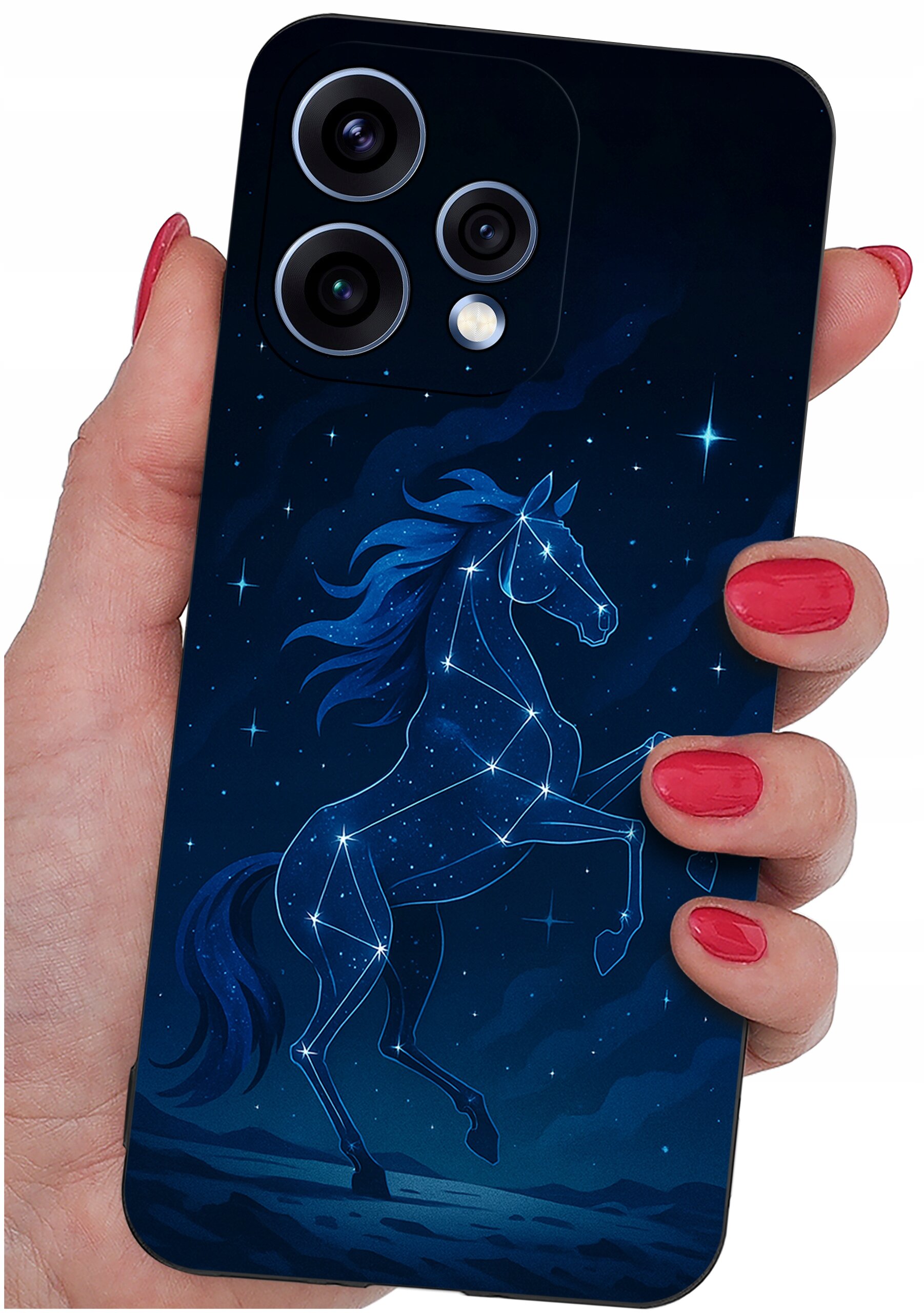 Etui na telefon z motywem konstelacji konia na tle gwiaździstego nieba, trzymane w dłoni z pomalowanymi na czerwono paznokciami.